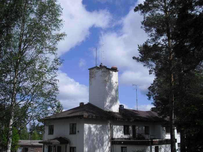 Kun kasvattelet hamppua kotikylälläsi ja aamulla nouset postia hakemaan, huomaat kotitalosi palotornissa keikkuvan kameraukkoja,normi päivä.
Pääsisiköhän noille jossakin vaiheessa sanomaan jotain ylipäänsäkin tästä Suomen nykymenon toimivuudesta.