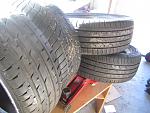 225/45-17" Sport Contact ja Champiro etualalla ja  
taempana 225/50-17"