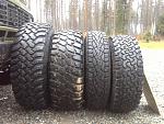 kokovertailua. vasemmalta alkaen: 35/12,5-15 bfg mt 8" vanteella. 
gt radial 33/12,5-15 mt 9" vanne. 235-85-16 nokian lt2 7" vanne. 33/10,5-15 bfg...