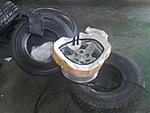 Uudet kumit Cooper ATR 285/75 16 ja 
Staun Internal Bead Lock asennuksessa