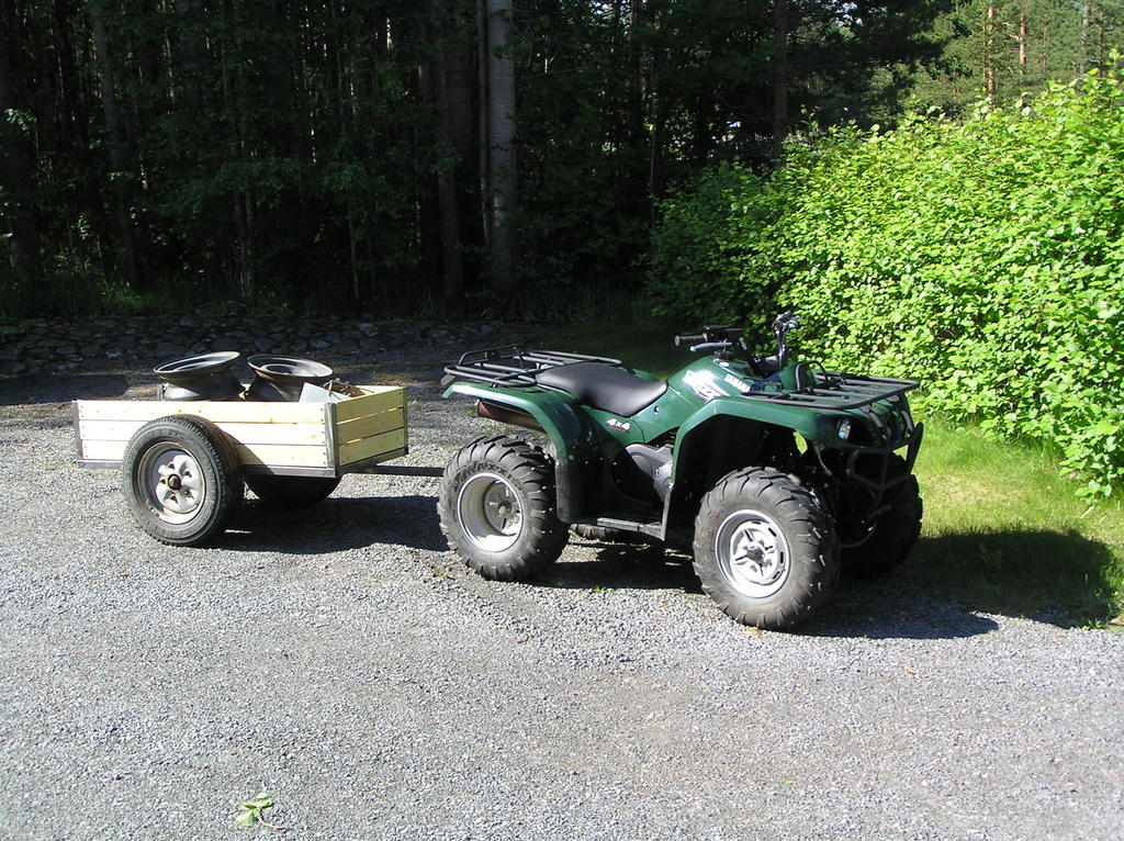Krryn renkaat ja navat ford transiitista. Pohja uaz pakettiautosta ja laudat vanhasta kerros sngyst.