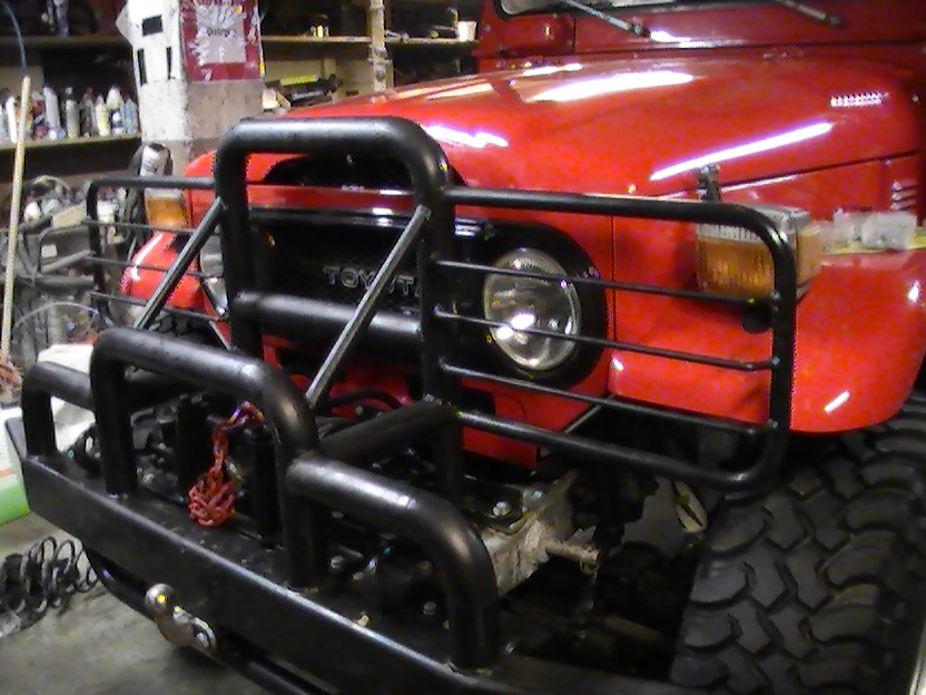 PIC 0090
"Savolan navetta on huonokuntoinen ja pitää purkaa" - Keiteleen kunta, lausunto. Mitään ei tarjottu tilalle, entisetkään tilat eivät olisi välttämättä olleet purkamisen arvoiset. Naapurin alkoholistit pilasivat myöskin monta vuotta tekemisen "iloa". Kännisten taholta tapahtuva systemaattinen asioiden häiritseminen sekä ennenkaikkea käräjiltä kunnan taholta hankittu häätöpäätös saattoivat olla kohtalaisen merkittävä tekijä toiminnan loppumiseen, onpahan kunta #Keiteleenkeitele, voihan Keitele, mitä menoa. Naapurin meuhkaavat alkoholistiparvet voivat miettiä "kunnian"loukkaussyytteitä kaikessa rauhassa tunnistaessaan itsensä tästä tekstistä, heillähän yleensä on onni myötä Suomen tämänhetkisessä kenttäoikeusjärjestelmässä joka ei paljoa laista välitä kuten eivät kunnanisätkään.
Muuttoauto hoiti tehtävänsä välietapille, minne mennään seuraavaksi? Tukeahan tästä kunnasta ei näytä bioasioille edelleenkään löytyvän. 2006 - 2021- Kehittyvä Keitele, ennemminkin tämähän on näköjään torpedoitu kunta, kymmenessä vuodessa tuhat asukastakin vähemmän, eikä tarvitse edes ihmetellä mistä johtuu.