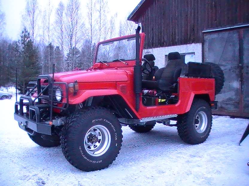 PIC 0102
katkesivat yhteydet tll, netti toimii mutta postaus ei onnistu. kopsaan mit oli kakkosnppimell, pivn essee ji haaveeksi, nyt painun laittamaan autoa ja saa riittPIC 0102

syyttj Reijo Rapo syyttmttjttmisptksessn R 10/1041 koskien Timo Haaran viljelem yli 8000 kannabiskiloa: lainsdnnsthampun viljelyst hytykasvina stelee huumausainelain 7 1 momentti joka kielt hampun viljelyn huumausaineen valmistuksessa tai tuotannossa. Ninp hampun viljely hytykasvina (ljy-tai kuitukasvina esim.tekstiilien tai kysien valmistamiseksi) tai puutarhakasvina (koristekasvi) on mahdollista ilman lupaa. Sds pohjautuu YK:n huumausaineyleissopimuksen 28 artiklan 2 kohtaan.Huumausainelain 7 1 momentti sulkee siis yksiselitteisesti pois hampun kytettvksi huumausaineena tai huumausaineen valmistuksessa tai tuotannossa. Siten mys viljely lkinnllist THC:n kytt varten on kielletty ja siten laitonta. Suomesta puuttuu YK:n huumausaineyleissopimuksessa mainittu hampun lkekasvatuksen kansallinen lainsdnt muun muassa valvonta-,lupamryksineen ja velvollisuudesta luovuttaa hamppu ns. valtion kannabisviranomaiselle,mink johdosta ei ole mahdollista missn muodossa kasvattaa hamppua lkinnllisiin tarkoituksiin.

ihan rikollista toi viimeinen kohta.
sivu 6: tuotantotarkoituksesta, hampun energiakytt: 

mikli esimerkiksi Haaran hankkeet hampun kasvattamisesta energiatalouteen olisivat realistisia, olisi mainittu hanke jo muiden taholta toteutettu

ett nin

kyll hyv perustelu tuossa viimeisen, tiednphn olleeni jossakin ensimmisen

ei oo totta, eihn tollalailla voi perustella mitn. ett jos t olis realistista, niin t olis jo tehty. ei oikeesti.

ihan naurettavaa.

alan katsomaan gmailia ja kyn nukkumaan ett ehtii hyvn valoisaan aikaan pajalle, siell on rautoja hitsattavaksi kiitettvsti

kuule, eip kest koska ilo on molemminpuolinen!

toivottavasti saat nukuttua hyvin 

mulle ji nyt kaikenlaisia ajatuksia pyrimn phn, mitk voi viivstytt unen tuloa, mutta ne on erittin hyvi sellaisia

muuten, muistaessani, yle xx hakee lketieteen nkkulmasta asiaa katsovaa asiantuntijaa, kannabisapteekkari Turusta ei pse eik kukaan muukaan joita olivat ajatelleet, tieto tuli toisten kautta, yle ei ole ollut yhteydess, sielt ei ole kuulunut mitn. harmi kun tst kytetyst ajasta ja vaivasta sek kuluista olisi ollut helppo saada mys vastinetta

asiantuntija hmm, mists suomesta sopiva sellainen lytyy?

ettei olis taas joku asiasta mitn tietmtn plh.
mietin vaan ett jrkevt ovat vhiss, toki suomen nykyisen lkepolitiikan huomioiden voisi ottaa kantaa kelan rahoilla jaettaviin itsemurhatabletteihin ja mielipidepillereihinhn tm juuri pointti, kannabis on myrkky jne ettei mene show ihan hynksi

kela maksaa ja halukkaille fentanyylilaastarit otsaan, ei saa est yksiln itsemrmisoikeutta ja huomattavasti haitallisemmat lkkeet ovat jo tll hetkell katukaupassa. Niist pitisi pst eroon tai vhemmksi ja kannabishan on kiistaton suurin auttaja asiassa paremman elmnlaadun pariin.

no kun suomalaisten "asiantuntijoiden" lausunnot lkekannabiksesta on olleet niin tietmttmi, ett ihan ahdistaa. kukaan, kenen lausuntoja on tullut nhty, ei oo oikeesti perehtyntyt asiaan ollenkaan.
kuopion yliopiston tutkija on jo tutkinut ett alkoholistien aivovauriot jvt vhisemmiksi ts. kannabis suojaa aivoja alkoholin haittavaikutuksilta joten lkepotentiaali tss lke-ja pihdehaittojen luvatussa maassa olisi tarpeellinen ja mahdollinen

esim. tst todennkisest tehosta syplkkeen en oo nhnyt puhuttavan ollenkaan, tai antipsykoottisista ominaisuuksista, tai...no, mainitsitkin just tuon aivovauriojutun.

ne puhuu vaan jostain kipulkekytst, ja pitvt sitkin viimeisen vaihtoehtona.

J.C on neurobiologian dosentti ja hn on tutkinut juuri luonnonraaka-aineiden kytt lkinnss, se tilanne viel tll hetkell itsessn on jo hyvn hoidon perusteiden vastainen

olen lukenut juri tuosta aivovaurioihin liittyvst tutkimuksesta, kannabis itse asiassa voi parantaa ja korjata valkoisen ja harmaan hermosolujen vaurioita, liitt katkenneita hermoratoja mm.

mutta mun mielest olis just trke, ett kun puhutaan lkekannabiksesta, niin puhutaan tosiaan niist kaikista eri sairauksista ja ongelmista, joihin se voi auttaa, eik juututa vaan johonkin yhteen niist.

niinp ja viel tmnhetkinen nkemys on ett bensaa liekkeihin, morfiinia ja viinaa kansalle, miksi lievhaittaisin vaihtoehto pitisi olla viimeiseksi harkittava asia, pttjt tilille ja muutos asiaan ja nopeasti

yleislke, totta se on

en oo nhnyt suomalaisessa keskustelussa kovin paljon keskustelua just noista kaikista. tottakai monia noita pit viel tutkia lis, mutta alustavat tulokset on niin monessa asiassa niin lupaavia, ett on todella rikollista hidastaa ja est sit tutkimusta.

nykyiset pihdehaitat aiheuttavat vuosittain jopa 3 miljardin laskun yhteiskunnalle, jos nist kuluista vhnkn voidaan vhent etenkin viel lievhaittaisinta vaihtoehtoa kytten, ihmettelen miss on poliittinen ptntvalta silloin kun sen kuuluisi olla paikalla

tt ajan takaa, uusi nokia ei muuten synny jos tuota ongelmaa ei tiedosteta

suomessa on niin moralistinen linja, ei osata ajatella haittojen minimoimisen kannalta (niinkuin vaikka hollannissa).

ja kun suomi j viimeiseksi ei ole mahdollista en tehd talousasioitakaan korjaavia liikkeit, ainakaan ensimmisten joukossa, huom edelleen Uruguayn presidentti kannabiksen laillistamisen ja valtiolle haltuunoton pohjalta ehdolla nobelin rauhanpalkinnon saajaksi

http://www.tusky.fi/uutiset/598-presidentti-mujica-ehdolle-nobelin-rauhanpalkinnon-saajaksi

ett nin, suomihienoa! hyv ett edes joku tekee

http://www.taloussanomat.fi/perusteollisuus/2012/04/04/presidentti-niinisto-kalevassa-kaivokset-uusi-nokia/201226721/12

nin meill!

suomi on jlkijunassa joka asiassa ja niin ei saisi olla

joo, sitten tullaan perss kun tajutaan, ett ihan pakko on. vaikka eihn sit koskaan tied, jos tss vaikka kvisi hyvinkin. vhn epilen, mutta kuitenkin. onhan nit esitaistelijoita 
ongelmana on mys se, ett etenkin kun omakohtaisesti olen nyt saanut havaita, miten "upeasti" tm jrjestelmmme toimii, en juuri jaksa uskoa minknlaiseen menestyksen mahdollisuuteen realististen odotusten perusteella

vhn sama ongelma. vaikea olla optimisti, kun se ei vaikuta realistiselta.
kuinka paljon nykyisen virkamieskunnan annetaan kiistatta tyri viel lis, kysyisin jo kustannustehokkuuden ja sstsyidenkin vuoksi

mutta ei saisi tietenkn toivottomuutenkaan vajota, kyllhn muutos on aina mahdollista, vaikkakin eptodennkist.

tmn asian selvittminen on jonkun muun tehtv, kuin minun - hamppuasiassa olen oman osuuteni selvittnyt jo vuosia sitten ja nyt tulee olemaan muiden tahojen vuoro antaa selvitystn miss mtt, kuka maksaa pellot esim. ja miksi tmn on annettu jatkua nin pitkn

ei ole mennyt ihan oikein tm homma nimittin

jos viimeisin pts on syyttmttjttmispts vuodelta 2009 ja korkein oikeus ei ksitellyt asiaa aiemmin ennakkotapauksena, ei vika ole minun ja kaiken lisksi en tee edes rikosta koska toimintani on laillista, huonetuoksut ja tee mm

kelln ei oo oikeesti hajuakaan siit, mit tonkin suhteen pitis tehd. eivt oikein tied. saa nhd, mit seuraa.

ei ne oikeesti taida tajuta yhtn, mihin pyrit.

nyt olisi median ja yhteiskunnan tehtv korjata asiaa, ei minun ja sit ei voi muuksi muuttaa

todellakin. saa nhd ymmrtvtk joskus.
katsantokantaani ei saa tuoda mediapimennosta nkjn vielkn esille, no antaa menn taas yksi tietmttmyyden miljoona vaikkapa listutkinnan kuluihin ja toiseen 6 vuoteen, luulisi jo vastapuolelle riittvn kun on yksinkertaisesti vaan faktaa ett olen voittanut tmn pelin joka vei juuri vallallaolevan yhteiskunnan toimimattomuuden vuoksi liian monta vuotta elmst ja toiminnan mahdollisuuksia, varoja mys yhteiskunnan muusta kytst huomattavan mrn

aika paljon aikaa, energiaa ja rahaa ne on sunkin juttuun kyttneet, niin turhaan.
mutta koska mediapaitsio, ei asiaa voida parantaa koska sen mittakaavat eivt ole tietoisuudessa, koska tahansa miss tahansa voi olla vaikka 50 timohaaraa valmiina hyppmn jostakin puskasta ja alkaa kasvattamaan kannabista. 1500 e valmet, hyvt siemenet ja peltoa, ei paljoa tarvita

"50 timohaaraa" 

no niinp.
kyll, tm juuri harmittaa koska otin osumaa itsekin ja kaikki turha energia on poissa jostakin jrkevmmst, vaikka tehtaiden rakentamisesta ja maasturipajaltakin juoksi vuokra laittomin perustein mrtyn vankeustuomion ajalta ja monen muun asian ajalta

joo, sua kohtaan t on tietenkin ollut ihan kohtuutonta. ei pitis joutua krsimn tuollaista.

kunhan tiedt, ett vlitn.
se on trke, koska jaamme niin tavallaan samanlaisen maailmankatsomuksen ja on hyvin trke, ett voin olla seurassa jossa voin keskustella tavallamme

kiitos mys siit!

kiitos itsellesi! 
taidan editoida tuon kohdan keskustelusta jossa spekulaatiota asiantuntijoista ym. en tied tietovuodanko tt nyt mutta anonymisoituna ja kaipa tm googlettaa kki hakusanalla 50jne tm hamppuasia pit nyt saada selvksi, vitkuttelu ei auta ollenkaan vaan pahentaa

fiksaan tuosta kohdan joka liittyy aiheeseen, suomen pussy riot



teen tuota muuta hommaa, seurataan tilannetta. etenkin jos lydt kannabisaiheisia linkkej niin niit on hyvksi laittaa, kirjoitathanmillaisena tm linkki aukeaa siellhttp://forums.offipalsta.com/member.php?u=7016

Offipalsta.COM - Nyt kyttjprofiili: Urbancityboy
forums.offipalsta.com

nyt kannattaisi kuvata maasturipajan toimintaa kun se viel on, aihe liittyy olennaisesti kannabikseen koska tll asialla voi helposti perustella, ett henkil joka vaikkapa keitt teet tai nauttii hernekeittoa hystein ei vlttmtt ole vetelys koska on kannabis kuvioissa jne

jep, ei ne kaikki oo sellasia saamattomia hippej 
Pikaviestiketjun loppu
Syyttj Reijo Rapo syyttmttjttmisptksessn R 10/1041 koskien Timo Haaran viljelem yli 8000 kannabiskiloa: lainsdnnsthampun viljelyst hytykasvina stelee huumausainelain 7 1 momentti joka kielt hampun viljelyn huumausaineen valmistuksessa tai tuotannossa. Ninp hampun viljely hytykasvina (ljy-tai kuitukasvina esim.tekstiilien tai kysien valmistamiseksi) tai puutarhakasvina (koristekasvi) on mahdollista ilman lupaa. Sds pohjautuu YK:n huumausaineyleissopimuksen 28 artiklan 2 kohtaan.Huumausainelain 7 1 momentti sulkee siis yksiselitteisesti pois hampun kytettvksi huumausaineena tai huumausaineen valmistuksessa tai tuotannossa. Siten mys viljely lkinnllist THC:n kytt varten on kielletty ja siten laitonta. Suomesta puuttuu YK:n huumausaineyleissopimuksessa mainittu hampun lkekasvatuksen kansallinen lainsdnt muun muassa valvonta-,lupamryksineen ja velvollisuudesta luovuttaa hamppu ns. valtion kannabisviranomaiselle,mink johdosta ei ole mahdollista missn muodossa kasvattaa hamppua lkinnllisiin tarkoituksiin.

Tykk   8 minuuttia sitten lhell paikkaa Helsinki

ensinnkin olen savossa niin miten fb tuon noin nytt

mielenkintoista seurata, jtetnk suomen suurin ja kallein kannabistutkinta huomiotta, tss olisi nyt valmiita ohjeita joista on maksettu ja siksikin kannattaisi harkita hydynnettvn
6 minuuttia sitten  Tykk

mr x Pts ei ole korrekti. Hamppussa on muitakin lkinnllisi aineita kuin THC. Jos kasvi on tuotettu jalostettavaksi eik suoraan kytettvksi, on tilanne toinen.
6 minuuttia sitten  Tykk

Timothy Branch sano rapolle sama ja katsotaanko vaikuttaako mihinkn
5 minuuttia sitten  Tykk

mr x mik sanoit oikeudessa?
5 minuuttia sitten  En tykkkn  1

niden aineistojen pohjalta on mahdollista saada toimivampi kytnt maahamme, jne olin kirjoittamassa henkil x: kun katsot teksti tarkkaan huomaat ett kun kyseess on syyttmttjttmispts niin silloin ei tarvitse menn oikeuteen koska pts sanoo, ett ei syytet. Valppautta nyt!

(koitaakaapas kirjoittaa tuo sana esim. 100 kertaa)

All work and no syyttmttjttmispts makes Jack a very dull guy
Ei voi julkaista kommenttia. Yrit uudelleen