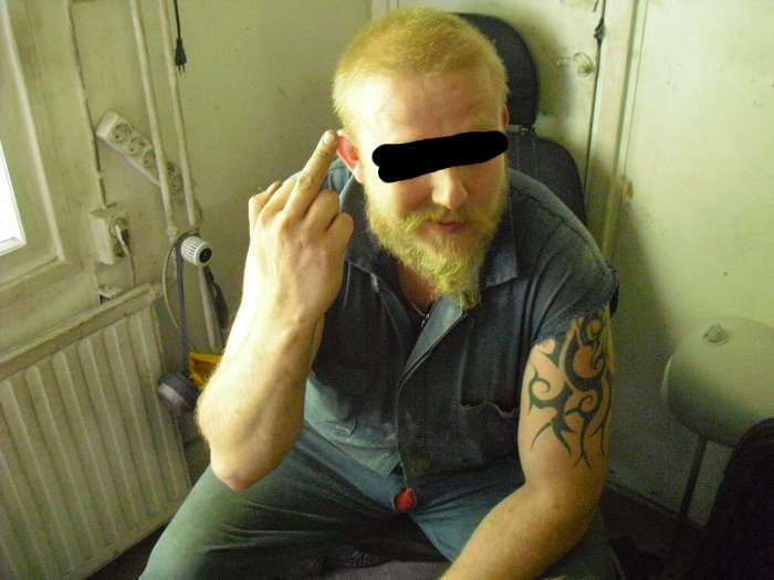 lyllist ja fyysist verbaaliakrobatiaa, tyypill pursuaa munat housuista nkjn. Takkalenkkiappari.