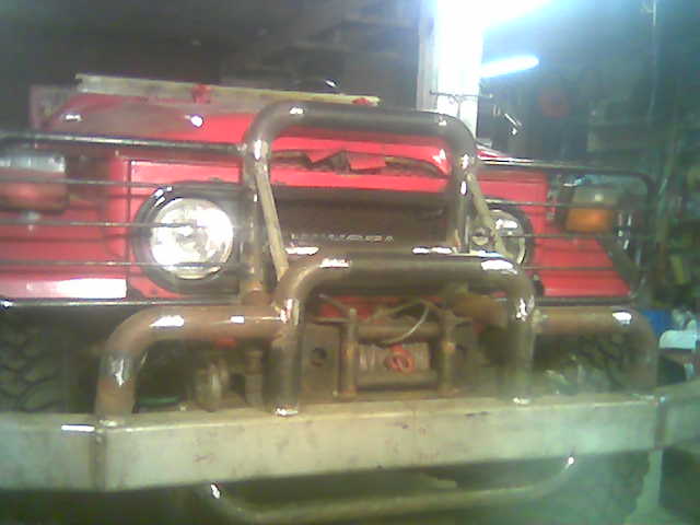 Jonnekin tt tytyy yritt taltioida, kiitos offipalsta kun ette koskaan ole sensuroineet mitn. Onpa ollut kivaa luoda kuvaa Suomen bioalan tulevaisuudelle kun ensin vuosikausia tekstit katoilevat ja mediasensuuri tuntuu jatkuvan rimmisyyksiin vietyn. Ents ilmastovelvoitteet? Edelleen: mithn kannattaisi laittaa pelloille ruokohelpin tilalle? Ents Vapon suot? Vetkutellessa menetetn koko ajan asian etenemisen mahdollisuudet

 --copypaste--

oli kytv kirjoittamaan koska pahasti nytt silt, ettei kasvukausi 2-dokumentin eteen mikn ns virallinen taho kiinnostu riittvsti ajoissa ja en halua pakkosytt ideaani, jolla ykksosakin on voitu tehd ilman juuri minknlaisia kustannuksia. olen miettinyt tt paljon, x mainitsi ett dokumentti asiasta saattaisi kiinnostaa sinua, ja olen seurannut mm kuviasi elokuvakoulutuksesta, tss saattaisi olla selke ja hyv yhteistyn paikka
tulee vihreit nihin teksteihin kun kirjoitan minilpprill ja tekstit katoilevat niin ei sitten jaksa en oikolukea


esim kasvukausi 1 on toteutettu muutamalla suunnitellulla ajoitetulla kuvausmatkalla hyvin pienin kuluin. asiaan liittyen toivon, ett et pahastu, jos utelen muutamia asioita koska tarvitsee tiet, koen hyvin kiinnostavana mahdollisen projektin asiasta, on hyvin vaikea saavuttaa mitn elokuvallista kerrontaa kun itse pitisi tehd ja ei voi kuvata kovin hyvin silloin. esim jos olet kiinnostunut elokuvan teosta opinnytetyn ym. voin jo nyt luvata vastaavan diilin kuin kk1:n kanssa materiaalin kytst puolin toisin korvauksetta, mutta ihan tuntumalta tt visioin, toivottavasti en hiritse elmsi

http://reittikartta.net/
http://fi.wikipedia.org/wiki/Keitele

kasvukausi 2:n tapahtumat sijoittuvat pieneen Keiteleen kuntaan, jossa vankilasta vapautunut hampunviljelij jatkaa mrtietoisesti lailliseksi kokemaansa toimintaa luonnonmukaisten alojen edistmiseksi suomessa. Taival on kivikkoinen ja toiminnan laillisuudesta ollaan montaa mielt,viljelij osaa perustella vittmns lainsdntn pohjaten mutta kukaan ei tunnu kuuntelevan hnt. 

kasvukausi 2 -dokumentti seuraa pohjois-savolaisen viljelijn elm byrokratian rattaistoista hamppua kukkiville pelloille joiden laillisuus pohjaa jo voimassaolevaan lainsdntn euroopassa.

esim jos r ja hnen yhtins olisi yhteydess, uskoisin ett jopa rahoitustakin dokumenttiin voisi olla saatavissa mutta asialle tytyy alkaa tekemn jotakin koska kasvukausi alkaa jo toukokuun alussa ja tll tapahtuu pian dramaattisia taltioitavia asioita. erityisesti, mikli aiot harkita yhteistyt asiassa, kiinnostavat vlimatkat koska ne tulevat mrmn suurimman osan kuvauskuluista. Toivon, ett mietit asian toteuttamisen mahdollisuutta, olen kiinnostunut mahdollisesta yhteistyst kermni tiedon pohjalta. kaikkea hyv pivsi ja menestyst vuodelle 015!
P.S.kirjoitathan, jos mahdollista, mielipiteitisi ja ajatuksiasi asiasta, esim elokuvan ksikirjoituksen voisi tehd niden teksti-ikkunoiden kautta teksti taltioimalla silloin kun fyysist vlimatkaa on. ksikirjoituksen pohjalta voisin valmistella tarvittavat asiat valmiiksi sovittavia kuvauksia varten joiden kustannukset ratkaisee vlimatka. esimerkiksi hdn saatuani navetaa aletaan purkamaan ympriltni ja toisessa pdyss aion laittaa aloittamani maasturin loppuun ett sopimusviljelijt psevt biodieselkelpoisella ajoneuvollaan pelloileen. kunta tukee hienosti uutta nokiaa purkamalla viljelijlt tytilat ja tt kyll kuuluisi saada ammattimaisesti nauhalle.
mahdollisesti tekemmme pohjustuksen pohjalta voisimme olla valittuun tahoon (esim) yhteydess bensasponsorin ja kuvaustarvikkeiden saamiseksi. jos ei tm onnistu, tytyy silloin koittaa nipist jostakin tarvittavien kulujen verran. lhden nyt pajalle siivoilemaan tuon nissanremontin jljilt, lhihetkin tapahtuu jotakin, kunta hakee ht oikeudesta. voin jouta kantamaan tavarani hankeen joka olisi mys taltioitavaa materiaalia menestystarinan tukemisesta. jos innostut asiasta voisimme kyd aiheesta puhelinneuvottelunkin niin tuleepahan tieto laitettua sitkin kautta poliisille. kohta poliisi joutuu joko jrjestmn  korvausmahdollisuuden tai luovuttamaan yli 2% teeni takaisin ja sen toivoisin ptyvn nauhalle, 17.2. on Kuopiossa piraaattipuolueen ehdokkuuden julkistaminen joka olisi hyv jotenkin taltioida
tst lhtee anonyymi kopio piraattipuolueen edustajalle- is-copypaste
Pikaviestiketjun loppu