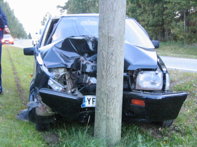 Tyttöystävän serkku siinä hieman on autoillut, kuva ajalta 2006 tms.Tulevaisuuden Savon ja Keiteleen alueen ylläpitäjät.
Luonnonvarojen ja ajan hukkakäyttöä.
"Monet autot laitettiin kylän vähävaraisemmille Savolan autokorjaamolla ja pajalla, hyvin monet käytännössä tilojen ylläpitokorvauksella. Moni nuori sai ensimmäisen oman autonsa Savolan pajalta, tiloja sai myös käyttää huolloissa käytännössä ilmaiseksi kunhan olisi ollut vaan mahdollisimman kivaa ja hyvä tunnelma. Siitäkin asiasta voisi omat juttunsa pitää jos kiinnostusta olisi, muun muassa ojanpohjiltahan niitä autoja sun muualta sähköpylväiden ympäriltä sai lopulta keräillä niin kauan kuin kiinnostusta asiaan riitti. Näissäkään asioissa ei ole kysymys missään vaiheessa rahasta ollut, pääsääntöisesti perustana kaikille asioille on, että aikomus on ollut viettää mahdollisimman onnellinen ja täysipainoinen elämä - siten että ennenkaikkea kaikkein läheisimmillä myös sellainen olisi ollut. Onko toteutunut, on periaatteessa yhdentekevä asia pohdittavaksi."
"Mielenkiintoinen on jälkikäteen tullut tieto, että kun ns. hamppumies maksoi 200 euroa kuukaudessa vuokraa Savolan maatilan navetan vuokraa Keiteleen kunnalle, joka oli tilojen käytön vuokrasopimuksenmukainen edellytys, aiempi taho, toiminimi joka samoja tiloja oli vuokralla pitänyt, oli saanut käyttää niitä ilmaiseksi."
IMG 2097