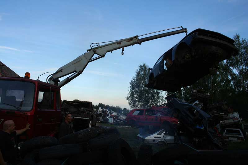 "Osmo l juokse nyt sinne auton alle! Tiedetn kyll ett olet ketter ikiseksesi mutta tst vehkeest voi hytikat pett koska tahansa" - ilme. Kumpikin apumies, sek aliluutnantti Serge ett kuvan Pete S ovat jo menehtyneit, muissa yhteyksiss kuin autojen nostelussa kierrtyskekoon.   IMG 3490 1