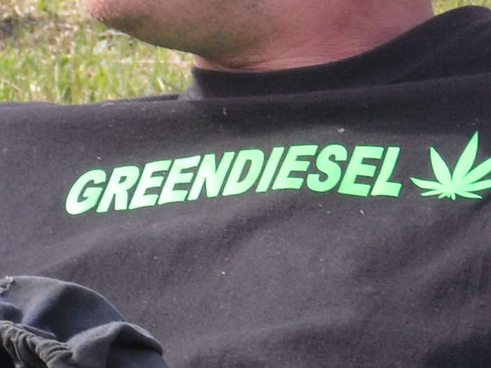 PICT0010 (3)



Suomen lkekannabis




17:45
Pystykk jeesaamaan vhn? M jaan tll hetkell eduskuntavaaliehdokkaille tota banneria hampun laillistamisesta. Voisin samalla sivulla eritell syit.
http://mikaisomaa.fi/?page_id=487

jep juuri oli palokunnan sauna ja kone on aina itsekseen vlill pll, kerro mit apua tarvitset, kannabis on jo laillinen suomessa tllkin hetkell ns. viihdekytt lukuunottamatta

Linkkej listan jatkeeksi, ehk sitaatteja.
Haluaisin ett sulla lhtis estoitta toi yritystoiminta kyntiin.
Se olis hetken aikaa kilpailutonta, mutta moni lhtis meininkiin mukaan huomatessaan potentiaalin.
Jos sais sulta jonkinlaista julkilausumaa sekaan, toimis. Linkit asiallisiin kirjoituksiin ky kans.

jos kasvia tuotettaisiin huumausaineen valmistusluvalla joka lkkeelle rekisteritvlle valmisteelle voidaan mynt, voitaisiin se tuoda ns. kannabiskahvilakyttn markkinoille esim juuri alkoholin ja nikotiinitupakan korvaushoitotuotteen nimell koska on jo osoitettu pitvsti ett kasvi on pihteenkin haitattomampi kuin alkoholi ja tupakka tai muut suurempia haittoja aiheuttavat pihteet, toiminnan tulee olla valtion kontrolloimaa ja valvomaa eik saisi rnsyill miten sattuu kuten on mm. keskiolutkuppiloiden lupien kanssa monesti pssyt kymn, suomeen ei tarvita ns. kannabisrklit vaan laadukkaita suomalaisia alan huipputuotteita tarjoavia pihdekorvaushoitokahviloita ja -teebaareja

Itse en lhtisi rajaamaan liikaa, edes kompromissina. Uskon kuluttajien nestvn lompakollaan. Rklillekin voi olla kysynt.
Ents kotikasvatus ja itselkint?
tai viihdekytt  

miksik nin? siksi ett tm voisi tapahtua jo voimassaolevan lainsdnnn perusteella kun vain huomioidaan ett kasvi itsessn voi olla lke tai sen raaka-aine, tt myt muutkin kasviin liittyvt teollisuudenalat lhtisivt paremmin kyntiin kun huomattaisiin ett kasvi voi vhent nykyisten pihteidemme aiheuttamia kokonaishaittoja ja pienent kuluja joita lkkeist yhteiskunnalle syntyy

Lhinn: miten voisi alkaa itse yrittjksi tuolla alalla? Pitisk pysty ns. "aloittamaan autotallista"?

jos kannabisalan toiminta on tarkoitus olla ns tysin vapaata en tuota kannata, huomioithan ett olen mm. ollut ravintoloiden ovimiehen 10 vuotta pkaupunkiseudulla, stely tarvitaan kuten mys ulkomaisen omistuksen rajoittamista kannabisalalla ja haluaisinpa nhd jrkiperustelut vastankemyksi puoltamaan, omat kantani perustelen kyll mielellni kuten olen monelle alasta ja asiasta kiinnostuneelle tehnyt ja jotka ovat yleens tuon jlkeen samaa miel asiasta
jos kannabisalan toiminta on tarkoitus olla ns tysin vapaata en tuota kannata, huomioithan ett olen mm. ollut ravintoloiden ovimiehen 10 vuotta pkaupunkiseudulla, stely tarvitaan kuten mys ulkomaisen omistuksen rajoittamista kannabisalalla ja haluaisinpa nhd jrkiperustelut vastankemyksi puoltamaan, omat kantani perustelen kyll mielellni kuten olen monelle alasta ja asiasta kiinnostuneelle tehnyt ja jotka ovat yleens tuon jlkeen samaa miel asiasta
toki kannabisrkl on aina parempi kuin keskiolutrkl
(tallenna tm keskustelu esim. word-tiedostoosi)
10 vuotta olen asiaa pohjustanut ja voin todistaa tmn, kokonaiskuva on ok kun huomioidaan, ett lkkeit jotka ovat huumausainelainsdnnn alaisia koskevat samat pyklt ja asetukset kuin mit tahansa huumausaineita, tmnkn asian ei tarvitse muuttua

Joo siis ei kannabisravintolatoimintaa ilman valvontaa, mun mielest samalla kaavalla voidaan menn kuin alkoholiravintoloidenkin kanssa.
Mutta ent ravintolan ulkopuolella, kotona ja mkill?
Toisi mys vaihtelua ja lajikejalostusta jos viljelytoimintaa harrastettaisiin laajemmin kuin yhdess paikassa.

7. pykl hoitaa asian
7. pykl hoitaa asian
kasvattamot kontrolliin ja luvanvaraisiksi

Mink lain 7. ?
Miten lupia saisi?
Tallennan wordiin. Saako keskustelukoostetta julkaista tarvittaessa?

hyvi vinkkej liikeideaa varten tst tekstist sen valmistuttua ainakin saisi, itsehn voisinkin jatkaa sitten vaikka sossujonossa kun mahdollistan mahdollisimman laajan toiminnan alalla ensin, pakko mainita
jep, olisi hyv jos kaikki asiaan liittyv olisi mahdollisimman julkista
kannattaa lukea suomen lakia
jatketaan tss muiden asioiden puitteissa, puhelin tuntuu mys soivan koko ajan, hupaisaa ett viikoittain tulee yhteydenottoja joissa suunnitellaan hamppua tuottavien yritysten aloittamista mutta omat mahdollisuudet tyllisty asian parissa eivt juuri siit etene kun istuu koneella konsultoimassa muita (toki teen sen mielellni)

Sun pit profiloitua isoksi bisnekseksi ja brndiksi. Mun mielest sijoittajista ei olis pulaa ja toiminta lhtis helposti nousuun homman laillistuessa. Mun mielest ihmisten koteihin ei saa menn hrilemn, eik kasvin propagaatiota ja jalostusta saa est, jotta genetiikat ja kasvatusprosessin laatua voitaisiin kehitt yhteisss. Vhn niinkuin nytkin on kymisastioita ihmisten kotona ja jotkut lhtee panimobisnekseen siit, kuten nokian panimo
Vhn pakkopullalta varmaan tuntuu kun pit taistella tuulimyllyj vastaan. Ittell samoja fiiliksi, mutta lhinn ihmisten yksilnvapauden takia.

lkekannabiskauppa kokonaisuudessaan suomen valtion alaisuuteen koska muuten homma tulee rnsymn todella sekavaksi, kontrolli ja mm. sairaaloiden ja hoitolaitosten kanssa tapahtuva yhteisty on tuolloin helpompi toteuttaa kuten tuotteiden tarkastuskin ja hyvksynt

Toki siis kaikki tuotteeksi ptyv kannabis tarkastetaan, mutta ei ihmisten vapautta voi bisneksen ehdoilla rajoittaa.
Mutta puhunkin tss omasta kaapista ja kytst, en myynnist.
Myynniss omat kontrollinsa.

homma on laillinen jo ns. viihdekyt lukuunottamatta ja siihen ratkaisu on rikoslain 7. pykl toimenpiteist luopumisen muodossa
(esim. finlex)

Joo aivan, rikoslakia tarkoitit.
Tuttu pykl joo, alasuutarin kanssa speksattu sen mahdollisuuksista

no nin
jep homman pitisi olla jo selv suomessakin

Tosin toimenpiteist luopumisen ptt viranomainen?
Se on aika paha valta-asema, jos lakia sovelletaan ja pelisnnt riippuu tulkinnasta.

senhn se kuuluukin pts tehd, kukas muukaan, ja jos kyseess on teko joka on kokonaisuutena arvostellen vhinen niin helppohan vaikka poliisipartion on tehd tuo pts luopua toimenpiteist vaikka kentll, tmn tyyppisten asioiden vuoksi ihmiset kyvt poliisikoulua

Toki rajat tuollekin pit mritell, ettei tule eriarvoista ja tulkinnanvaraista kohtelua.

jossa ei tosin rikoslain mritelm kannabiksen eri kytt- ja tuotantotarkoitusten ja niiden laillisuuden / laittomuuden / tuomitttavuuden osalta varsinkaan esimiestehtviin koulutettavia varten kovin hyvin tll hetkell informoida, siksikin kytnt voi olla ihan mit tahansa

Joo, uskon kuitenkin ett laki mritelln ylhll sen sijaan, ett poliisin toimesta kentttyn
eli siihen tarvis uuden pykln tuon lisksi

kansainvlisist esimerkeist niiden toimivuuden mukaan mallit suomen omaan toimintaan, olisin sit mielt ett esim. 10 g kerrallaan voisi olla omaan kyttn menev seiskapykln alainen asia, saman mrn voisivat kannabiskahvilat myyd kerrallaan ns. ulos
Timo on poissa.
Timo on paikalla.

Toimenpiteist luovutaan, mikli kasveja on x ja pajaa taskussa kadulla on y.

[Mika Isomaa]
19:49
Joo, uskon kuitenkin ett laki mritelln ylhll sen sijaan, ett poliisin toimesta kentttyn"
tuossa olisi paljonkin kirjoitettavaa, olen viranomaisprotokollaa ja poliisilainsdnt muutaman vuoden lukenut, esimiehet ohjeistavat ja kentttyntekijt soveltavat saamiaan ohjeita, ohjeiden antajien ohjeet perustuvat voimassa olevaan lainsdntn, sikli kyll
1 kasvi ikkunalaudalla esim menisi vaikka puutarha-alan harjoittelun piikkiin mutta kuten on yleinen luku maailmalla pienimuotoista kotikasvatusta varten, esim. 5 - 7 kasvia voisi kasvattaa erillisell mynnettvll luvalla, nin olen tt meinannut siit saisi valtio lupamaksuja ja tuottajia sek kasvattaja lainsuojan ja poliisin kasveja esim. rikollisilta suojaamaan

Eli se olis sun mielest ihan ostettava lupa jonka saa kuka vaan?
Mulle kvis vallan hyvin. Vhn niinkuin tv-lupa.

5 tai tuo 10 g hallussapito = 7. pykl toimenpiteist luopumiseen
ei saa kuka vaan, esim. henkiln elmnhallinta on todettava olevan kunnossa, hieman sama asia kuin aselupia hakiessa
thn olisi valmis malli jota olisi mukava pst jo toteuttamaan, pitk stoori thn kirjoitettavaksi

Olis hyv jos tystisit noita ajatuksia jossain miss porukka voi kommentoida ja auttaa tystmn, esim. joku (vaikka suljettu) facebook-tyryhm johon kutsutaan kiinnostuneita tyyppej
Sit tarvittais kriteerit elmnhallinnasta ja ne jotka ei hallitse elmns kriteerien mukaan, kasvattais silti ja menettis elmnhallintaa enemmn kriminalisoituessaan
toi on aika slippery slope

esim. jos henkil joka ei kykene huolehtimaan itsestn alkaa pelailla suurvirtalamppujen ja kasvatusjrjestelmien kanssa etenkin siihen kouluttamatta voi ongelmia alkaa ilmenemn enemmn kuin on tarkoitus ehkist, kerrostalopaloja ja vesivahinkoja mm
jaa niin mik

viettv kieleke
Tai sillain, vaarallisilla vesill. Siit voi seurata ongelmia niille jotka ei saa lupaa hakemalla.
Timo on poissa.
Timo on paikalla.

Luvan vois ostaa, mutta se pitis voida mys menett. Onhan ihmisill akvaarioitakin ja chilikasvatuskaappejakin.
Eik niihin tarvita lupia.

lupia myntvt viranomaiset harkitsevat jokaista haettavaa lupaa jo tll hetkell tapauskohtaisesti, (vrt aselainsdnt), ptkseen on voitava olla mahdollisuus osoittaa tyytymttmyytt ja ennen kaikkea jos viranomainen havaitsee esteen luvan saamiselle tulee luvanhakijan hoitaa asiansa sellaiseen kuntoon ett voi tytt luvansaantiedellytykset (lupalainsdnnn toteuttamista voimassaolevan lainsdnnn perusteella)
se luvaton kasvatus ei tule toimimaan, sanonpahan tmn viel kerran ja katsotaan tulevaisuudessa kuka oli oikeassa

Mit luvassa mitattaisiin ja mit sill kontrollilla saavutettaisiin? Yritn hahmottaa visiota.

tuolloin sekoittuvat lailliseen ja laittomaan kyttn kasvatettavat viljelmt eik kukaan huumausainelain ulkopuolisille kasveille mitn lupia vaatisikaan
mrittele tarkemmin mit mittaamisella tarkoitetaan, tuottoako sekinhn on jo laskettu mm. suomalaisten huippukasvattajien toimesta esim. gramma per watti- tyyliin
7 kasvia enemp ei oikeastaan esim kerrostalo-olosuhteissa voi edes suositella

Niin siis meinasin mittauksella sit, mit ihmisilt edellytetn konkreettisesti luvan saamiseksi.

henkiln tulee olla oikeustoimikelpoinen eli itsen ja omaisuuttaan hallitsemaan kykenev ja ei saa omata rikollista elmntapaa ja on voitava osoittaa ettei sit en omaa jos lupaa hakee, esim varoajat rikoksien uusimiselle ovat jo nyt monia lupia hakiessa

ja oltava mahdollisuus myyd tuotamansa tuote ostajataholle joka voisi olla valtiollinen toimija jo mainitsemistani syist, tuotevalvontakin on helpompi toteuttaa samalla siten

"Rikolliset" kasvattaisi silti salaa tuossa tilanteessa ja saisi sanktiota, eik luvan piiriin olisi koskaan asiaa. Musta tuntuu ett monelle rikolliselle tekis hyv voida kasvattaa kotonaan itelleen pilve. Mun lapsuudenkaveri on nykyn opiaattinarkkari ja se polttelis vaan pilve, jos sit olisi saatavilla. Sill on linnataustaa ja rikollisen elmntapa nykyn.
En oo vleiss sen kanssa, se on niin ikv tyyppi.

kiireess tss koitan kirjoitella, kannattaisi joskus istua iltaa yhdess ja teet vaikka muistiinpanoja asiasta

Niin kyll kannattaisi. Olis hyv pit joku paneeli porukalla tosta. Saan jrktty ainakin piraattipaneelin. Huomenna yks piraatti kertoo medialle perti kuvien kanssa kyttvns kannabista. Siit hys viel toistaiseksi.  
Mutta keskustelua varmasti her.
Timo on poissa.
Timo on paikalla.

hakee sitten sen luvan niin ei ole rikollinen, monella jolla esim on huumerikostaustaa tulisikin olla lkekannabisresepti, kurssin kytyn ja kuntouduttuaan voi kasvattaa oman lkkens, siihen asti sit saa joko valtiolliselta toimijalta tai avattavilta alkoholi- ja nikotiinikoravushoitoanniskelualueilta, kannabiskahviloista jotka ostaisivat tuotteensa verollisena valtiolta ja tukisivat sitkautta valtion toimintaa

M yritn visioida, ett alkoholikieltolain murtuessa olis ollut kursseja, joissa opetetaan valmistamaan kymisteitse olutta ja viini.

huomioi alko tuossa asiassa
hmm
nm ovat yksinkertaisia asioita joita on helppo oppia ymmrtmn kun vain tietoisuus lisntyisi
valmis lainsdnt jo tarjoaa laajat mahdollisuudet hoitaa asia parhaimmalle mahdollisella mallille

Aivan, tosin m oon menossa (ainakin yrittmss, 4000 nt suunnilleen tarviin) eduskuntaan auttamaan laillistumisessa, ei tarvitse tulkita nykylainsdnt kun lakeja voi muuttaa.
Haluaisin heitt sen kolikon uusiksi.  

Mutta niin, pitisks jrkt jonkinlainen keskustelusessio, paneelikeskustelu tai tyryhm jossa porukka voi ottaa kantaa netiss vaikkapa facebookin kautta, suljetussa tai avoimessa ryhmss

nime miettimn asialle, kannabis lailliseksi ei ole en ajankohtainen ja on osin harhaanjohtava, tst mainittiin jo suomi-tv:llkin
kannabiksen laillisuusasioiden selvittminen on ennemmin agenda, tulen osoittamaan ett hyvin pienill muutoksilla voidaan toteuttaa lailliset markkinat ja saatavuus huumausainelain alaiselle tuotteelle ja - tuotteille

Ah okei. Jos jrkttis keskustelu, tiedn ainakin vihreit, yhden kokoomuslaisen, piraatteja, sit nit kannabisaktivisteja kuten juuso ja muita sky:n tyyppej, kyhritien piirtj, muusikoita.

1. huomioidaan se, ett kasvi voi olla lke tai sen raaka-aine
2. kannabiksen lketuotannolle tulee mahdollistaa mys kotimainen tuotanto ja sit pit saada reseptill kuten mit tahansa huumausainelainsdnnn alaista muuta lkett
muut kasviin liittyvt alat lhtevt samalla nousuun, etenkin mikli media voisi noista mahdollisuuksista kertoa
pist keskustelu talteen, itselt hvinnyt jo sen alkuosa
Timo on poissa.

Joo pistetty
Suomen lkelainsdnt tunnustaa kannabiksen lkkeeksi, mutta vain valtion leiman saaneet, eli ei epvirallisia reittej pitkin tuotettuja.
korjaa toki jos oon vrss, voin ollakin, lhde ei oo finlex  
Timo on paikalla.

ajatteles jos kirjoittaisin kaikille esim n. 800 fb-ystvlleni joita asia mahdollisesti kiinnostaa jokaiselle samat vastaukset niin kauankohan olisi npttelyaika, on se vaan hienoa ett mediaa ei aihe kiinnosta vaikka joka ohjelma on lynyt katsojaenntykset sek suomessa ett virossa

Niinp, tosi turhauttavaa sikli. Olis hyv tehd se ryhm tota varten.

siksi ei juuri mitn epvirallisia eik epmrisi reittej pitisi kyttkn, tt samaa koitan tuoda esille
muistakaahan vaan timon sanoneen ett liiallinen liberalisointi tulee kntymn itsen vastaan mm. veroseurannan hankaloitumisen muodossa

Tota tytyy kyll pohtia isommalla ja yhdess viisaammalla lssill hei. Jrkts mahdollisuus sellaiseen.

ja ulkomaisomistukseenhan ne suomen kannabisalan toimijat tulevat menemn jos ei ole suomen valtion kontrolloima ja hallinnoima tuotanto ja markkinat
Timo on poissa.
Timo on paikalla.

nyt kun tuohon joku viel jotain rasistipaskaa yrittisi heitt niin vertaisin esim kemiran myyntiin ulkomaille, jota nykypoliitikkomme kiivaasti ajoivat, tiedtk muuten nousiko apulannan hinta tuon ulkomaistuksen jlkeen ja paljonko, jos nousi?
suomessa kyetn apulantaa malko paljon vuositasolla ja sehn mahdollistaa mm. leipaviljan tuottamisen, kohtalaisen tarpeellinen asia ja enemmn hydyllinen kuin haitallinen
1. vuosi Kemiran ulkomaille myynnin jlkeen, apulannan hinnankorotus= 100%

joo
Niinp, suomalaiset ei vaan osaa tehd bisnest
ja suomi

2. vuosi eli nyt, hinnan korotus 200% lhttasosta

siin ollaan tasan samoilla linjoilla

kohta on kotimainen leip kallista
sit samaa vaan kannabisalalle, antaa menn vaan mahdollisimman vapailla markkinoilla niin varmasti hyv tulee

Meilt myydn kaikki ulkomaille ja yksi syy thn on sekin, ettei yritysstartupit saa hoidettua rahoitusta fiksusti ja turvattua sit alkurahoitusta jos vaikkapa puhutaan vuoden tai kahden projektista ennen kuin bisnes realisoituu pomaksi
Sit on vaan pakko soittaa jenkkiln tai saksaan ja myyd puolet osakkeista

tulee huomioida tulevaisuusolettama myskin, jos kauppaa ollaan vapauttamassa / mahdollistamassa alan toteutus, niin mys ulkomaiset yhtit voivat tuolloin temmelt miten haluavat, jos virallinen toimija olisi suomen valtio, voisivat saadut varat pysy paremmin maan omien rajojen sisll ja maan omana etuna ja yhteisen hytyn
nyt jo maksetaan lkkeest hollantiin ja nekin rahat ovat maan rajojen ulkopuolella tuolloin
Timo on poissa.
Timo on paikalla.

Mun mielest olis hyv jos kuka tahansa voisi perustaa plantaasin, jalostaa lajikkeita ja myyd siemeni ja pistokkaita, mutta itse lkett varten vois toteuttaa jonkinlaisen kontrollin ja vaikkapa Suomen lkekannabis -nimisen instanssin kautta levityksen ja viennin. (lhet viestin)
Keskusteluviestisi ei lhetetty, koska Timo on poissa.
Mun mielest olis hyv jos kuka tahansa voisi perustaa plantaasin, jalostaa lajikkeita ja myyd siemeni ja pistokkaita, mutta itse lkett varten vois toteuttaa jonkinlaisen kontrollin ja vaikkapa Suomen lkekannabis -nimisen instanssin kautta levityksen ja viennin. (lhet viestin)
Keskusteluviestisi ei lhetetty, koska Timo on poissa.
Timo on paikalla.

tm ala ei tarvitse mitn kanasinvlist vippaamista toimiakseen kun vain saisi perkele toteuttaa eik aika menisi ihmetelless
tm ala ei tarvitse mitn kanasinvlist vippaamista toimiakseen kun vain saisi perkele toteuttaa eik aika menisi ihmetelless
siis -kansainvlist

Mun mielest olis hyv jos kuka tahansa voisi perustaa plantaasin, jalostaa lajikkeita ja myyd siemeni ja pistokkaita, mutta itse lkett varten vois toteuttaa jonkinlaisen kontrollin ja vaikkapa Suomen lkekannabis -nimisen instanssin kautta levityksen ja viennin.
Ja VTT voisi perustaa mys siemenpankin.
Niillhn on panimoja varten hiivapankkikin olemassa, palvelee hyvin.

ei aivan kuka tahansa, kuten jo esitin mutta pyrittisiin siihen ett mahdollisimman moni ja ne joilla ei ole siihen mahdollisuutta heit pitisi kouluttamalla ja ohjaamalla ohjata yhteiskuntakelpoisiksi jotta voisivat kyet tuottajiksi
Timo on poissa.

Mun mielest tuossa mallissa lupien myntmiskynnys matalaksi ja sit luvat vois menett. Takaisin saamiseksi pit osallistua ohjelmaan(tm)
Timo on paikalla.

jep, niin on moni sanonut ett voisi olla hyv idea ja on huomioitava ett henkilni ovat kulminoituneet jo suomen kannabiksen huippukasvattajat joista moni on alan huippuammattilainen ja joille pitisi nyt mahdollisimman nopeasti mahdollistaa suurtuotannon mahdollisuus, markkinat vetvt jo nyt hyvin mm. tsekeiss ja hollannissa, norjasta on tulossa hyv markkina-alue ihan pikapuoliin, siin olisi vastakauppojen mahdollisuus raaka-aineita kyttmll
lupakynnys matalaksi= poliisi kyttmn aikaa trttilevien kasvattajien hlmilyihin ja pimen myyntiin
vrt. JVL / 533 / 99 (suomen sdskokoelma)
olisi se kivaa kun kaikki kontrolli hvitettisiin maailmasta, on vain muutamia tuhansia vuosia sit kuten hamppuakin tarvittu

Suomalaisena pit ajatella toki vhn itsekksti. Haluan mkin ett Suomi toimisi pioneerina vhn aikaa.
Itse asiassa toi vois olla vlivaiheen malli. Me elvyytettis sill omaa tuotantoa hetken aikaa ja luultavasti muutamassa vuodessa naapurimaat seurais perss, jolloin saavutettu etumatka lyhenee hieman
elvyytettis tuotantoa, siis tarkoitan kansantaloutta

nyt laillisten markkinoiden toteutuessa poliisi voisi keskitty ainoastaan luvattomiin kasvattajiin, monet ammattirikollisetkin ovat kannattaneet ajatusta tmn mallin mukaisesta toiminnasta, tunnen heit koska olen heitkin ovimiehen palvellut ja huolehtinut heidnkin turvallisuudestaan ja moneen on hyv ja avoin keskusteluyhteys ja olen huomannut ett sivistyneet ammattirikolliset kannattavat hankettani kun olen siit kertonut
nyt laillisten markkinoiden toteutuessa poliisi voisi keskitty ainoastaan luvattomiin kasvattajiin, monet ammattirikollisetkin ovat kannattaneet ajatusta tmn mallin mukaisesta toiminnasta, tunnen heit koska olen heitkin ovimiehen palvellut ja huolehtinut heidnkin turvallisuudestaan ja moneen on hyv ja avoin keskusteluyhteys ja olen huomannut ett sivistyneet ammattirikolliset kannattavat hankettani kun olen siit kertonut
jep
ja poliisi valvomaan laillisten kasvattajien etuja, suojaamaan heidn tuotantoaan, esim. jos lupalainsdnnn alaiset kasvit rystetn niin normaaliin tapaan rikosilmoitus/esitutkinta/syyte ja mahdollinen tuomio rikokseen syyllistyneelle

Aivan. Valtiolle suojeluraha. (lhet viestin)
Keskusteluviestisi ei lhetetty, koska Timo on poissa.
chatti ptkii.
Mutta niin siis, eli valtiolle jonkinlainen "suojeluraha".  (lhet viestin)
Keskusteluviestisi ei lhetetty, koska Timo on poissa.
Timo on paikalla.

jos on maksettu lupatodistus kasvattamon ovenpieless niin ei poliisillakaan kotitehtvn yhteydess ym. ole tarvetta puuttua asiaan jos ei sitten tutkita laitonta myynti laillisesta kasvattamosta
ottakaa kevseen menness vaikka vuokramkki tlt viikonlopuksi tms ja keskustellaan aiheesta vaikka useamman pivn ajan

Mists niinkin?
Siis vuokramkki, keitele vai viro?
Timo on paikalla.

esim. paikallisen yrittjnmkit alkaen 30 e /vrk tll on paljon noita

Otanpa talteen ja haudon ajatusta. Voin kert porukkaa. (lhet viestin)
Keskusteluviestisi ei lhetetty, koska Timo on poissa.
Ptkii taas. Pistetn yls ja rupean hautomaan.
Timo on paikalla.

viroon on tulossa majoitus sinne miss olen aikeissa viljell tulevallakin kaudella jos vaan rahat riitt, omaisuuttani en en enemp projektin toteuttamisen vuoksi aio myyd enk osita sit sen enemp
jep palataan

Palataan.  

www.keitele.fi

Ai niin, yks homma: jos oon toteuttamassa hamppuaiheisen tyttkalenterin (oon siis valokuvannut keikkaduunia ja potretteja 6 vuotta toiminimell), saako kasveja kuviin osviitaksi jollain tapaa? Olis hyv promootiota ja sit vois myyd sun toiminnan tueksi.






20:29
ja ulkomaisomistukseenhan ne suomen kannabisalan toimijat tulevat menemn jos ei ole suomen valtion kontrolloima ja hallinnoima tuotanto ja markkinat

Tota tytyy kyll pohtia isommalla ja yhdess viisaammalla lssill hei. Jrkts mahdollisuus sellaiseen.

nyt kun tuohon joku viel jotain rasistipaskaa yrittisi heitt niin vertaisin esim kemiran myyntiin ulkomaille, jota nykypoliitikkomme kiivaasti ajoivat, tiedtk muuten nousiko apulannan hinta tuon ulkomaistuksen jlkeen ja paljonko, jos nousi?
suomessa kyetn apulantaa malko paljon vuositasolla ja sehn mahdollistaa mm. leipaviljan tuottamisen, kohtalaisen tarpeellinen asia ja enemmn hydyllinen kuin haitallinen
1. vuosi Kemiran ulkomaille myynnin jlkeen, apulannan hinnankorotus= 100%

joo
Niinp, suomalaiset ei vaan osaa tehd bisnest
ja suomi

2. vuosi eli nyt, hinnan korotus 200% lhttasosta

siin ollaan tasan samoilla linjoilla

kohta on kotimainen leip kallista
sit samaa vaan kannabisalalle, antaa menn vaan mahdollisiman vapailla markkinoilla niin varmasti hyv tulee

Meilt myydn kaikki ulkomaille ja yks syy thn on sekin, ettei yritysstartupit saa hoidettua rahoitusta fiksusti ja turvattua sit alkurahoitusta jos vaikkapa puhutaan vuoden tai kahden projektista ennen kuin bisnes realisoituu pomaksi
Sit on vaan pakko soittaa jenkkiln tai saksaan ja myyd puolet osakkeista

tulee huomioida tulevaisuusolettama myskin, jos kauppaa ollaan vapauttamassa / mahdollistamassa alan toteutus, niin mys ulkomaiset yhtit voivat tuolloin temmelt miten haluavat, jos virallinen toimija olisi suomen valtio, voisivat saadut varat pysy paremmin maan omien rajojen sisll ja maan omana etuna ja yhteisen hytyn
nyt jo maksetaan lkkeest hollantiin ja nekin rahat ovat maan rajojen ulkopuolella tuolloin
tm ala ei tarvitse mitn kanasinvlist vippaamista toimiakseen kun vain saisi perkele toteuttaa eik aika menisi ihmetelless
tm ala ei tarvitse mitn kanasinvlist vippaamista toimiakseen kun vain saisi perkele toteuttaa eik aika menisi ihmetelless
siis -kansainvlist

Mun mielest olis hyv jos kuka tahansa voisi perustaa plantaasin, jalostaa lajikkeita ja myyd siemeni ja pistokkaita, mutta itse lkett varten vois toteuttaa jonkinlaisen kontrollin ja vaikkapa Suomen lkekannabis -nimisen instanssin kautta levityksen ja viennin.
Ja VTT voisi perustaa mys siemenpankin.
Niillhn on panimoja varten hiivapankkikin olemassa, palvelee hyvin.

ei aivan kuka tahansa, kuten jo esitin mutta pyrittisiin siihen ett mahdollisimman moni ja ne joilla ei ole siihen mahdollisuutta heit pitisi kouluttamalla ja ohjaamalla ohjata yhteiskuntakelpoisiksi jotta voisivat kyet tuottajiksi

Mun mielest tuossa mallissa lupien myntmiskynnys matalaksi ja sit luvat vois menett. Takaisin saamiseksi pit osallistua ohjelmaan(tm)

jep, niin on moni sanonut ett voisi olla hyv idea ja on huomioitava ett henkilni ovat kulminoituneet jo suomen kannabiksen huippukasvattajat joista moni on alan huippuammattilainen ja joille pitisi nyt mahdollisimman nopeasti mahdollistaa suurtuotannon mahdollisuus, markkinat vetvt o nyt hyvin mm. tsekeiss ja hollannissa, norjasta on tulossa hyv markkina-alue ihan pikapuoliin, siin olisi vastakauppojen mahdollisuus raaka-aineita kyttmll
lupakynnys matalaksi= poliisi kyttmn aikaa trttilevien kasvattajien hlmilyihin ja pimen myyntiin
vrt. JVL / 533 / 99 (suomen sdskokoelma)
olisi se kivaa kun kaikki kontrolli hvitettisiin maailmasta, on vain muutamia tuhansia vuosia sit kuten hamppuakin tarvittu

Suomalaisena pit ajatella toki vhn itsekksti. Haluan mkin ett Suomi toimisi pioneerina vhn aikaa.
Itse asiassa toi vois olla vlivaiheen malli. Me elvyytettis sill omaa tuotantoa hetken aikaa ja luultavasti muutamassa vuodessa naapurimaat seurais perss, jolloin saavutettu etumatka lyhenee hieman
elvyytettis tuotantoa, siis tarkoitan kansantaloutta

nyt laillisten markkinoiden toteutuessa poliisi voisi keskitty ainoastaan luvattomiin kasvattajiin, monet ammattirikollisetkin ovat kannattaneet ajatusta tmn mallin mukaisesta toiminnasta, tunnen heit koska olen heitkin ovimiehen palvellut ja huolehtinut heidnkin turvallisuudestaan ja moneen on hyv ja avoin keskusteluyhteys ja olen huomannut ett sivistyneet ammattirikolliset kannattavat hankettani kun olen siit kertonut
nyt laillisten markkinoiden toteutuessa poliisi voisi keskitty ainoastaan luvattomiin kasvattajiin, monet ammattirikollisetkin ovat kannattaneet ajatusta tmn mallin mukaisesta toiminnasta, tunnen heit koska olen heitkin ovimiehen palvellut ja huolehtinut heidnkin turvallisuudestaan ja moneen on hyv ja avoin keskusteluyhteys ja olen huomannut ett sivistyneet ammattirikolliset kannattavat hankettani kun olen siit kertonut
jep
ja poliisi valvomaan laillisten kasvattajien etuja, suojaamaan heidn tutoantoaan, esim. jos lupalainsdnnn alaiset kasvit rystetn niin normaaliin tapaan rikosilmoitus/esitutkinta/syyte ja mahdollinen tuomio rikokseen syyllistyneelle

chatti ptkii.

jos on maksettu lupatodistus kasvattamon ovenpieless niin ei poliisillakaan kotitehtvn yhteydess ym. ole tarvetta puuttua asiaan jos ei sitten tutkita laitonta myynti laillisesta kasvattamosta
ottakaa kevseen menness vaikka vuokramkki tlt viikonlopuksi tms ja keskustellaan aiheesta vaikka useamman pivn ajan

Mists niinkin?
Siis vuokramkki, keitele vai viro?

esim. st 1 lossisaari mkit alkaen 30 e /vrk tll on paljon noita

Ptkii taas. Pistetn yls ja rupean hautomaan.

viroon on tulossa majoitus sinne miss olen aikeissa viljell tulevallakin kaudella jos vaan rahat riitt, omaisuuttani en en enemp projektin toteuttamisen vuoksi aio myyd enk osita sit sen enemp
jep palataan

Palataan.  

www.keitele.fi

Ai niin, yks homma: jos oon toteuttamassa hamppuaiheisen tyttkalenterin (oon siis valokuvannut keikkaduunia ja potretteja 6 vuotta toiminimell), saako kasveja kuviin osviitaksi jollain tapaa? Olis hyv promootiota ja sit vois myyd sun toiminnan tueksi.
Luitkos tuon edellisen?

tarkoitatko hieman tuohon tyyliin: (linkki kuvaan kannabispellolta henkiln fb-profiiliin)
Timo on poissa.
Timo on paikalla.

 meinasin enemmn semmosta pin-up -tyttkalenteria jossa tytill on kasveja peittmss kriittisi osia
Piraatit kyselee koko ajan haluatko s ehdokkaaksi. Sulla olis mahikset.

onpas hyv idea mielestni, kovasti kannatan
kenelleks tuotto kalenterista, omalle tilillek

Kansanedustajaehdokkuuttasi vai kalenteria? Kalenterin vois tuottaa sopimuksella rojalteista ja vet sen mink vaan firman kautta mun puolesta.
Mulle trkein juttu tossa on se promootio.

mietittiin k asiaa viime kesn suunniteltiin ett olisipa kiva keino kert rahaa kotimaisen kannabiksen kasvatuksen edistmiseen
mietittiin  asiaa viime kesn suunniteltiin ett olisipa kiva keino kert rahaa kotimaisen kannabiksen kasvatuksen edistmiseen
kiitos tuosta nkemyksest, voisiko joku faksata ko. puolueen mandaatin tiedokseni niin perehdyn heidn arvoihinsa tarkemmin
kiitos tuosta nkemyksest, voisiko joku faksata ko. puolueen mandaatin tiedokseni niin perehdyn heidn arvoihinsa tarkemmin
niin nytt ptkivn kun kirjoittaa jo itsekseen samaa uudelleen
tuo kuva muuten otettu juuri pelloiltani
promootio ok mutta tuotto mahdollsimman lyhentmtt kaiken kotimaisen kannabiksen kasvatuksen edistmiseen
esim. neuvontasivusto nille kannabisasioille, joskus nytt menevn koko piv niss kesksuteluissa kun esim koittaa neuvoa pulmia aisan parissa kohdanneita, samaan aikaan pitisi jostakin saada sit kallista leipviljaa koska muuten neuvojalle ky kuin mustalaisen hevoselle sanonnan mukaan
jep palataan aiheeseen
jep palataan aiheeseen

Joo, mulla ei oo himoa tohon fyffeen sikli, paitsi riskien kattamisen osalta. Rahat laillistamistarkoitukseen vaan. Ihmiset tykk nest lompakollaan.