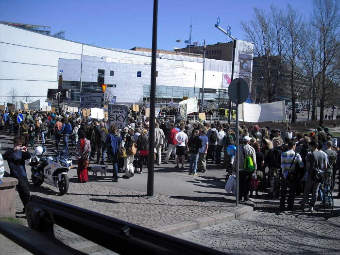 PICT0028


Tyhjenn Keskusteluhistoria
Tnn

moro

18:39
morjes!

tll alkaa olemaan parvekkeelle rakennetussa kopissa kohta sato valmis

ok, lanttumaa partsilla se on hyv


joulukuun puolessa vliss olisi kuivattua
kyll:)

kuulostaa hyvlle, kuivatettu lanttu on yksi suosikeistani


ja chili mys


se on kyll totta ett yllttvn moni kasvattaa esim juuri chili ihan vesiviljelysskin

totta
en tii miten viranomaiset jaksaa nit lukea..
toivottavasti ei paljoa!

jokaista tekstini on joku seuraamassa,viimeksi oli esitutkinnan osana mm nettikeskusteluita

juu
no chili on laillista
ja siithn my puhuttiin juuri

niin on kannabiksenkin kasvattaminen kun sit ei tee rikoslain mrittelemll tavalla laittomaan kyttn, tm viittaus sen vuoksi ett tuota kasviahan olen itse viime vuosina muutamia tuhansia kiloja kasvatellut

jepa


harmi ett edes lkekannabis ei ole kotikasvatuksessa laillista

siin se
pointtia
jlleen
jrkevi mielipiteit sinulla, diggaan nkemyksistsi

joo katoin sun mari haastattelun ja meni hemmetin hyvin!!:)
olin mkin tossa pikasesti telkkarissa kntymss

sielt takahuoneesta on tunti matskua joka tulee dokkariin muuten

hyv:)

saahan nhd nenk telkkarissa ko dokkarin tmn elmn aikana

http://www.adressit.com/allekirjoitukset/protestikansanedustajienpalkoista/

kevll pitisi alkaa kasvukausi-nimisen jatko-osan kuvaukset

olin ajankohtaisen kakkosen haastattelussa

nm juuri on todella hyvi juttuja, on hyv ett joku osaa olla aktiivinen ja omaa nkemyst, kannatan
lisksi jos olen oikein tulkinnut niin olet ryhti heppu viel lisksi, jmkkyytt arvostan, thn suomen tilanteeseen tarvittaisiin sitpaitsi jokin todellinen vastaliike muuten koko maa on tuhoon tuomittu

kyll

politiikan ahneudella ja lyhytnkisyydell ei nyt olevan mitn rajaa
rajat ja kki muuten kaikki on kohta menetetty

joo ja kyll maahanmuuttoon tai maahanmuuttopolitikkaan tarvitaan radikaaleja muutoksia

olisi muitakin asioita selvitettvn kuin "pelkk" kannabis, suomella menee huonommin kuin milloinkaan ja minknlaisia todellisia parannusehdotuksia ei edes meinata pst julkisen keskustelun alle joka voisi ohjata asioiden kehittymist parempaan suuntaan
tuossa on yksi hyv pointti taasen,

jokaisen miehen pit se tehd!
joskus on kysytty olenko joku ituhippi:)
en ole ja syn lihaa mink jaksan ja kannatan todellisia muutoksia thn nykyiseen politiikkaan

esim jos itse ottaisin ihan mit tahansa kantaa, vaikka kuinka jrkiperusteilla niin alkaa se rasismisoopa sun muu, olisi aika paljonkin sanottavaa maahanmuutosta, kotouttamisesta ja maahanmuuttopolitiikan toimivuudesta mutta mieluummin kasvatan hehtaareittain kannabista tll virossa ja eln onnellista elm kuin olen yhteiskunnan  sylkykuppina mielipiteineni vaikka tiedn kyll ett moni ajattelee jrkiperustein asioista mys
jep
tosiaan saisi tulla todellinen muutos, totta!

Todellakin, ja tuo maahanmuuttopolitiikka on liian varovaista, ja puolueet pelkvt sit ett sormi osoittaakin siihen politiikkaan, eik maahanmuuttajiin. Huonosta tai jrjettmst politiikasta tss on kyse koska se antaa mahdollisuuden el veronmaksajien rahoilla

kivikaudelta saakka on sukuni asunut savossa koutajrven rannalla, olisi oikeus itsellkin vaatia parempaa tulevaisuutta mutta on liian iso tehtv, en tuon kannabisasian rasittavuuden jlkeen oikein tahdo jaksaa lhes tydellist ymmrtmttmyytt ja sit ett kaikki pitisi alkaa tysin rautalangasta vntmn, onneksi tll netiss olen saanut kavereikseni fiksuja ihmisi kuten esim juuri sin, arvostan!
otetaan kaikki muslimimaat ja afrikka suomeen asumaan, kannatan, sehn olisi kaikille niin hyv asia

Ajattele kuinka paljon yhteiskunta saisi verorahoja kannabiksesta! En tajua miksi valtille raha ei kelpaa.
valtiolle

siinp se, yksi kantava asia hommassa

kyll

huomattavat verotulot mm

ja kansanterveydellisi hytyj!

lievimmn haitan mukainen pihdekorvaushoitopotentiaali, kyll monin eri tavoin


pointti
kyll

jos kerran alkoholi ja nikotiini ovat huomattavasti pahempia pihteit niin silloinhan kannabis lievempihaittaisena voisi ottaa korvaushoidon roolin asiassa, jep

nyt pit menn hakemaan ruokaa tai muija suuttuu:)
palataan!

mukava jutella vlill, aina kun ehtii, on niin paljon kannabiksen kasvatukseen liittyvi valmisteluja tll toisessa eu-maassa ett ei meinaa aina ehti, keskustelen mielellni mahdollisuuksieni mukaan ja kannatan nkemyksisi, on hienoa ett on viel suoraselkisi henkilit olemassa joilla viel ns. "lanttu leikkaa", palataan, keep up the good work ja tiedotetaan nit muita jotka eivt aina ole niin tietoisia siit mihin tss ollaan menossa
(tallenna tm keskustelu esim. word-tiedostoosi)



kopioin
oli mukava jutella:)

pistn thn loppuun viel faktaa esimerkiksi siit mit on viranomaisseuranta suomessa, mill tasolla on liikuttu, lue kun on sopiva hetki

juu

eli, tuotantoyhti halusi kannabiskasvin siihen ohjelmaan silloin suosi sitten
itsell ei ollut mielipidett asiaan mutta suoritan tuollaiset tehtvt jos niit pyydetn
kasvia kuulutettiin mm hamppuforumilla jonne oikeastaan tmnkin tekstin joutaisi joku kopioida koska siinhn se samalla tiedotuskin etenisi

kyll

kasvi lytyi tampereelta, sattumaa kyll kasvin nimi oli "maria"
syplkelajike mm, erinomainen lkepotentiaali

alan ymmrtmn pikkuhiljaa kuinka viranomaisilla ei ole mitn jrkevi perusteita

lksin kasvia hakemaan mutta henkil puhui avoimesti et kasvi on hnen kotonaan
poliisi iski ko. henkiln kotiin muutama tunti ennen kasvin noutoa

ei saatana!

vieden tietenkin kaikki kasvit

eik niill ole oikeita rikoksia ratkaistavina!!

tuotantoyhtille oli tietenkin kerrottava asiasta, jossa alkoi kauhu levit mutta pitivt kiinni alkuperisest suunnitelmasta ett olisi kiva jos naisten rintasyppivn olisi mahdollisen syplkkeen raaka-aine televisiossa esill asenteita lieventmss
kopioin tekstin -jatkuu-

kopioin tekstin -jatkuu-

19:06
nyt pit lhte symn tai muija tappaa
huudellut jo jo tovin tuolla

anna olla luukku auki niin kirjoitan jutun loppuun ja lue joskus
jos mahd

juu

-jatkuu-
no kun kuulin tuosta poliisin ratsiasta jonka puhelinkuunteluni perusteella tekivt, laitoin uuden kasvin hakuun vlittmsti, suoran lhetyksen alkuun ei ollut en tuolloin kovin montaa tuntia

lytyi uusi kasvi turun suunnalta, pakko sanoa ett koska etenkin olen ollut yksi suomen tarkimpaan seuratuista henkilist niin tuntui ihan mukavalta harhauttaa koko poliisikunta ja noutaa kaunis kasvi syplkepotentiaalia omaavaksi jalostettuna 

kasvi nimeltn "ingrid"

tuosta tuli juuri se mainoksen juttu "maria on tampereen poliisilaitoksella"
toimitin kasvin ja itseni yle:n lhetyskeskukseen juuri hieman ennen lhetyksen alkua, kvin ajamassa 400 km siin hieman aikaisemmin

tehtv suoritettu siis

no kun takahuoneeseen mentiin ennen ohjelmaa paukkasi sinne kaiken maailman yle:n vanhoja partoja ja ohjelmatuottaja tms vastaava sanoi ett kasvi ei psekn televisioon, aika jnn juttu mielestni
siin se oli muutaman metrin pss lavasteiden takana, oma hommansa oli toimittaa turhan thden paikalle

eli homman pointti on mielestni tm:

1. rintasyppiv, rintasyp on naisten yleisin syp

2. kasvi on kasvi muiden kasvien joukossa, ei sen kummempaa

3. kuinka voidaan krminalisoida ja kielt luonto niin ettei siihn kuuluvaa osaa saa nytt julkisesti, onko jrke asiassa

montako syppotilasta on joutunut nyt krsimn sen vuoksi ettei asiasta voida kyd keskustelua, tilanteesta on tallenteita joissa sanotaan ett asian ksittely jtetn niin vhlle kuin mahdollista etteivt esim iltalehdet revi asiasta s. kohua

samaan aikaan iltapivlehdet olivat tynn juuri nit shkposti- tekstari- ent. morsiankohuja, mutta kasvi joka voisi parantaa monen ihmisen elmnlaatua huomattavasti jtetn pois "ettei synny kohu"

toivottavasti tuo suomen yleisen asenneilmaston hpepilkku viel joskus julkistetaan, toivon tt todella
dokumenttia ollaan kuulemma leikkaamassa jo, odottavalla kannalla olen ett tuleeko asia todella julkiseksi tosiaan tmn elmn aikana

semmoisia juttuja
 
sama homma tuon anja snellmannin ohjelman kohdalla, siin keskustelua ei haluttu tyrehdytt mutta petyin tll kertaa siihen ettei ministeri paula risikko todellakaan vaivautunut keskustelukumppanikseni, hnhn vastaa juuri mm. lkepotilaiden kohtelusta suomessa, ei ollut tarpeeksi trke asia kai, hnhn on sanonutkin ett "markkinoilla on jo nyt niin paljon opiaattipohjaisia lkkeit ettei kannabista tarvita

ministeri risikon toimet ovat rikos ihmisyytt vastaan on mielipiteeni ja sen haluan todellakin julkiseksi, voin perustella asian erittin tarkasti
suomi saisi hvet sit mit tapahtui viel 2010-luvulla suomessa, sensuurin ja avoimen keskustelun tukahduttamiseen thtvss ilmapiiriss

hpe suomi!

tuossa yksi linkki illan iloksi, palataan!

http://www.youtube.com/watch?v=batSIZ37NxU