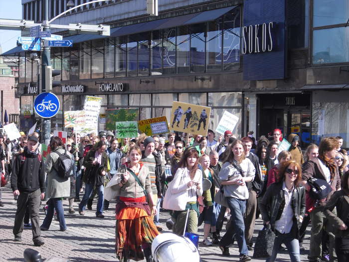 jep
[V]
21:26
sul on tosi hyvi linkkej tuolla
tn muuten oli aamulehdes aika hyv artikkeli siit kui tuloerot on kasvanu ihan mielettmsti
kyhin kymmenes on pysyny ihan samassa
keskituloset noussu ihan vh
ja kymmeness vuodessa rikkaat on tienannu keskimrin 100 000e enemm
[Sin]
21:29
suomi ja eu tulevat luisumaan viel joko hyperiflaatioon tai sitten on vipattava tosissaan rahaa kiinalaisilta tms euroopan kriisi on lhempn kuin koskaan
noista kaikista olisi hyv keskustella kun nhdn
[V]
21:30
sillon kyll juu
ite oon onneks jo melko ulkopuolella valtiosta siin mieles ett kelaa tai muita laitoksia en en tartte onneks
[Sin]
21:31
omavaraisuus koko valtion tasolla olisi hyv asia, ei ainakaan velkaannuttaisi kuten nyt suomen valtio tekee
9 miljardia valtion velkaa pelkstn viime vuonna mm
[V]
21:31
thn on vaan iso pyramidihuijaus
koko homma periaatteessa
[Sin]
21:32
niin on, eu ainakin
[V]
21:32
nii-i
[Sin]
21:32
suomen poliitikot mukana hommassa, myymss samalla loppua valtion omaisuutta ulkomaille kuten ovat tehneet
[V]
21:33
tapahtuu niiku argentiinassa
ainoa ero et siell ihmiset tajus sen ja oli kova vastarinta ja alakulttuuri
tll ollaan niin perkeleen lampaita ett kaikki nielln tosta vaan
[Sin]
21:35
se on yksi ongelma, olemme liian tottelevaisia ns. esivaltaa kohtaan vaikka heidn toimintansa uhkaisi koko kansakunnan tulevaisuutta, nyt on suomella tll hetkell harvinaisen kyvyttmt pttjt, tekevt suurta hallaa suomen tulevaisuudelle parhaillaan
hyvin sanottu, samaa mielt
[V]
21:36
rahahan tss se iso paha on, koska se mr kaikki n lait, poliitikkojen mielipiteet ja sen takia isot yritykset ja pankit hallitsee poliitikkaa
eik demokratia
yleenski ett me nestetn ihmisi pttmn, eik niist itse ideoista
[Sin]
21:37
pointtia, nestetn ihmisi pttmn kuinka he voisivat ajaa omaa etuaan parhaiten, ei kansan etua
[V]
21:37
ja todellakaan esivaltaa ei kyseenalaisteta missn nimess, se on niin iskostettu phn ett sillo on hullu, hippi tai rikollinen jos tekee niis
koska varmasti monet lait ja asiat ois eritavalla jos nestettis ideoista
[Sin]
21:39
suomi ajautuu sen vuoksi kohti suurta kriisi- tai olemmehan jo kriisiss, sit ei vaan paljoa mainosteta, sokeasti tuputetaan kasvuennusteita niinkuin ne jotain pelastaisivat, mielenkiintoiset ajat ovat koittamassa todellakin
pttjt vaikuttavat olevan tysin pihalla tilanteesta
[V]
21:39
yleenski miksi pit kokoajan kasvaa... ? se on mulle tys mysteeri
[Sin]
21:39
eip heit koske kansan huolet, toimeentulo ei huoleta
eksponentiaalinen kasvu rajatussa tilassa on mahdottomuus, faktaa
jossakin vaiheessa sietokyky kuormittuu pysyvsi ja rajat tulevat vastaan, talouskasvusta silti puhutaan kuin jostakin uskonnosta
kataisen puheitakin kun seuraa
nykymenolla vain myrkytmme ja poispilaamme omat elinmahdollisuutemme mit nopeammin ja enemmn taloutemme tarvitsee kasvaa
[V]
21:43
koko taloushan perustuu just ton takia ihan jrjettmyydelle
[Sin]
21:43
mielestni koko talouskasvuhmpp on ns old school, ei toimi tosiaan sitpaitsi koko systeemi
veit sanat suustani
:-):-)
21:43
kapitalismikin toimii tiettyyn pisteeseen asti, kunnes se alkaa nakertamaan itsen omista perustuksista
[Sin]
21:44
erittin hyvin sanottu, niin se menee
ei ole toiminut kapitalismi ei kommunismikaan, maailmassa olisi uuden aatteen paikka
[V]
21:44
rahaton maailma se ois
yleenski kaikki ismit tuntuu aina jossain vaiheessa murenevan johonkin
me ollaan vaikeita elimi loppupeleiss
[Sin]
21:46
vastuullinen markkinatalous kuulostaa utopialta, ahneus tahtoo astua peliin kun on ihmisest kyse, saa nhd kuinka kaikessa tss viel ky mutta tll hetkell nykyiset pttjmme vaarantavat toimillaan suomen turvallisuuden
jep
[V]
21:47
ei sit ole olemassa mitn vastuullisuutta ku kyse on rahasta
mutta mun on iha pakko menn, niin jatketaan tt keskustelua sitten joskus
mahtava puhua sun kaa ja oot helkkarin fiksu mies
[Sin]
21:47
ihminen on maailman itsetuhoisin elin sit kuitenkaan tiedostamatta, tai johtajiemme tehtv olisi tuoda tietoisuuteen asiat jotka voivat vaarantaa todellisen hyvinvointimme joka syntyy psntisesti ympristmme elinkelpoisuudesta, se on arvokkain poma- hengityskelpoinen ilma ja juomakelpoinen vesi
oletko muuten huomannut ett meill taitaa olla hyvin pitklti yhteinen nkemys asioista, sanoisin samoin
:-):-)
kiitos
[V]
21:49
on todellakin tosi sama nkemys ja kiitos kommenteista
tota nyt lhden
[Sin]
21:50
ilmoita vain kun olet tulossa, nytkn viikonloppuna ei ole kummempaa, tehdn yksi haastattelu vain ja muutoin olen vapaalla menoista, onhan sinulla numeroni, voit soittaa koska vain (lhet viestin)
Keskusteluviestisi ei lhetetty, koska V on poissa.