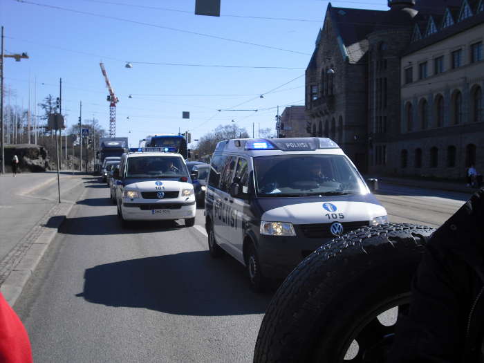 "kannabis aiheuttaa vainoharhaisuutta, jossa henkil luulee viranomaisten tarkkailevan ja seuraavan hnt"

-lainaus lkrikirjasta 70-luvulta-

tuon kuvalinkin alatekstist ky ilmi, mink tyyppisi ongelmia haastateltavien tai esimerkiksi viestill nkemyksien antajien aktivoimiseen liittyy. pelkk ns. kuumotus viranomaisia kohtaan voi saada haitallisia muotoja, tai aiheuttaa enemmmn haittaa kuin hyty.

---

Tm on siis etenev liike, mahtipontinen ja suora 
ja sairas, niinkuin venlinen pirihuora 
kun Kehkettu hykk mikrofoniin 
ja huutaa nyt siihen kuin mikkin vitun idiootti 
pelkk faktaa ja fiktioo, ei mul mitn fiktii oo 
kun poliisit sen vei, se oli sdt heip hei 
Kun yleinen syyttj kaiken kukkuraks pisti mut ahdinkoon 
m skitsahdin niin pahasti, et joutu tarttuun sinkoon 
ja linkoon paskaks sen ijn paritalon 
sen jlkeen sytyttn naapurinkin kmppn tulipalon 
sit kiesaan paikalt nopeemmin kuin Mika Salo 
ja pysyy turpa kii loppuun asti niinku Kauko Juhantalo
13 minuuttia sitten
liity a 2 teemailtaankohta tulee juttua suomen teeveest

kui?
4.3.on lhetys

ok

kannabiksesta?
ennen sit a2 ker tietoa euroopan kannabistilanteestaeik kannattaisi lyhyesti kirjoittaanyt pystyy vaikuttamaan, 16-vuotiaana yritetty lkit lhinn hengilt

voinha m pyyt et tulee haastattelemaan, mennn klubille istuskelemaan 
sinulla olisi hyv lausunnon paikka

joo, naama mustaks ja ni tuntemattoks ettei lhe elke 
nyt ehtisi viel ennen lhetyst, ky varmaan jos kopioin tmn keskustelun ja laitan tiedoksi a2jep, commandopipo phn

eiiii

m kirjotan ite juttuni

l mainitse nime tai yht mit

harkitsen vasta
ja saathan olla kymss nuorgamista gibraltarilleajattelin laittaa tmn keskustelun heille tiedoksi ja lintit sek kuvia kasvatuksista voisi laittaa heille fb-linkkein

siis jos, niin en kertois kun ppiirteet, ei mitn mist voi tunnistaa

mun elmst kyse, ei sit yhtee haastatteluu tuhota
kysyvt kuvaa ja tietoa ja haluan auttaa niin paljon kuin mahdollista jo tilanteen selvittmiseksikinei tuhoudu elmsi tuohon haastatteluun, ingognito

joo mut mun pit tarkkaan mietti, eik oo ikin kiinnostanu olla telkkareissa... toki oisha ts sanottavaa, mut joo, katotaan
tmn linkin henkillt tietoa espanjan kannabistilanteesta, hn on siell kymss turistina, jos mahdollista, pyritn siihen, ett ko. henkil lhett teille itsestn lyhyen taustatietotiivsitelmn, kuinka on toiminut suomen terveydenhoitojrjestelm hnen kohdallaan

EI

usko ny vittu

multa ei tule tolleen mitn muuta ku bnni sulle

l sekota mua mihink
tuosta voisi kopioida, jos haluat, laita a2 fb-luukkuun omasanainen kertomus, siihen menee sama aika kuin meni niden tekstien kirjoittamiseenno laita ehdotus miten aiot lhesty, tmn tekstin kopio olisi valmis saatekirje

emm jaksa en ees miettii ku aloit sekoilee mun puolesta

et vittu ota mua edes esiin, jos otat ystvyys oli siin
minhn se aina sekoilenmiksi et kommentoi jos on mahdollisuus, turha viinipissn ainakaan vinkua tilanteesta jos ei siihen pyri vaikuttamaan silloin kun on mahdollisuus? selvitsiis nyt olisi ollut mahdollisuus a2 kautta vaikuttaa heidn tietoihinsa ja sitkautta muodostuvaan nkemykseen asian esille tuontiin

hei, m en mit vingu, mulla on tilanne hyv ja siks en halua kusta

se mun haastattelu ei muuta suuntaa tai toisee ku mun elm tajua ny saatana
no etk voi antaa lausuntoa johon menee sama aika kuin niden tekstien kirjoittamiseen

m oikeesti poistan sut kavereista jos riivaat viel
odota, laitan linkinTm on siis etenev liike, mahtipontinen ja suora 
ja sairas, niinkuin venlinen pirihuora 
kun Kehkettu hykk mikrofoniin 
ja huutaa nyt siihen kuin mikkin vitun idiootti 
pelkk faktaa ja fiktioo, ei mul mitn fiktii oo 
kun poliisit sen vei, se oli sdt heip hei 
Kun yleinen syyttj kaiken kukkuraks pisti mut ahdinkoon 
m skitsahdin niin pahasti, et joutu tarttuun sinkoon 
ja linkoon paskaks sen ijn paritalon 
sen jlkeen sytyttn naapurinkin kmppn tulipalon 
sit kiesaan paikalt nopeemmin kuin Mika Salo 
ja pysyy turpa kii loppuun asti niinku Kauko Juhantalo
13 minuuttia sitten
liity a 2 teemailtaankohta tulee juttua suomen teeveest

kui?
4.3.on lhetys

ok

kannabiksesta?
ennen sit a2 ker tietoa euroopan kannabistilanteestaeik kannattaisi lyhyesti kirjoittaanyt pystyy vaikuttamaan, 16-vuotiaana yritetty lkit lhinn hengilt

voinha m pyyt et tulee haastattelemaan, mennn klubille istuskelemaan 
sinulla olisi hyv lausunnon paikka

joo, naama mustaks ja ni tuntemattoks ettei lhe elke 
nyt ehtisi viel ennen lhetyst, ky varmaan jos kopioin tmn keskustelun ja laitan tiedoksi a2jep, commandopipo phn

eiiii

m kirjotan ite juttuni

l mainitse nime tai yht mit

harkitsen vasta
ja saathan olla kymss nuorgamista gibraltarilleajattelin laittaa tmn keskustelun heille tiedoksi ja lintit sek kuvia kasvatuksista voisi laittaa heille fb-linkkein

siis jos, niin en kertois kun ppiirteet, ei mitn mist voi tunnistaa

mun elmst kyse, ei sit yhtee haastatteluu tuhota
kysyvt kuvaa ja tietoa ja haluan auttaa niin paljon kuin mahdollista jo tilanteen selvittmiseksikinei tuhoudu elmsi tuohon haastatteluun, ingognito

joo mut mun pit tarkkaan mietti, eik oo ikin kiinnostanu olla telkkareissa... toki oisha ts sanottavaa, mut joo, katotaan
tmn linkin henkillt tietoa espanjan kannabistilanteesta, hn on siell kymss turistina, jos mahdollista, pyritn siihen, ett ko. henkil lhett teille itsestn lyhyen taustatietotiivsitelmn, kuinka on toiminut suomen terveydenhoitojrjestelm hnen kohdallaan

EI

usko ny vittu

multa ei tule tolleen mitn muuta ku bnni sulle

l sekota mua mihink
tuosta voisi kopioida, jos haluat, laita a2 fb-luukkuun omasanainen kertomus, siihen menee sama aika kuin meni niden tekstien kirjoittamiseenno laita ehdotus miten aiot lhesty, tmn tekstin kopio olisi valmis saatekirje

emm jaksa en ees miettii ku aloit sekoilee mun puolesta

et vittu ota mua edes esiin, jos otat ystvyys oli siin

minhn se aina sekoilen miksi et kommentoi jos on mahdollisuus, turha viinipissn ainakaan vinkua tilanteesta jos ei siihen pyri vaikuttamaan silloin kun on mahdollisuus? selvit

siis nyt olisi ollut mahdollisuus a2 kautta vaikuttaa heidn tietoihinsa ja sitkautta muodostuvaan nkemykseen asian esille tuontiin

hei, m en mit vingu, mulla on tilanne hyv ja siks en halua kusta

se mun haastattelu ei muuta suuntaa tai toisee ku mun elm tajua ny saatana
no etk voi antaa lausuntoa johon menee sama aika kuin niden tekstien kirjoittamiseen

m oikeesti poistan sut kavereista jos riivaat viel
odota, laitan linkin