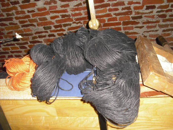 Nm langat on valmistettu Cannabis Sativasta ja ne eivt ole kotimaisia koska hamppu on niin paha huumekasvi.







Muistio kun yhteydet ptkivt kumminkin:


Totta puhut, nin on mielestni jrkevin. Olen ollut kymmenen vuotta ravintolan jrjestysmiehen monenlaisissa ravintoloissa ja oloissa enk jaksa katsella en kun ihmiset juotuaan koskenkorvaa hieman liikaa alkavat kuristaa ja hakata toisiaan, alkoholikin on tavallaan hyv renki mutta huono isnt - ajoneuvojen polttoaineena parhaimmillaan tai lasin tuulilasinpesunesteen ja bioetanolin tuotantoahan olen suunnitellutkin aloitettavan- isoisni oli paikkakunnan tunnetuin viinankeittj, skarppi henkil myskin ja mm. nimismiehen hyv kaveri.

Joskus haluan kertoa sinulle enemmnkin Viinamen Nestorista, joka punoi ja teki kysi, kasvatti kysitarpeita, teki veneit ja keitti viinaakin jos sit katsottiin tarvittavan, suvullani on erikoinen historia.

Olen tosiaan melko skarppina viikonloppuisin, alkoholia kytn varsinaisesti 2-3 kertaa vuodessa, tosin tm maailman vinoutuneisuus vsytt vlill kyll aika paljon ja istuskelen kotonani tll paloasemalla miettimss keinoja oikaista asioita parempaan suuntaan. Itse olen ptynyt seuraavan asian korostamiseen: Kohtuus kaikessa.