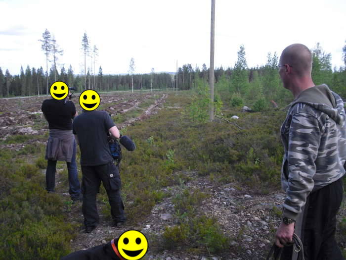 Kyllä Suomessa metsää riittää kuten näkyy tässäkin ettei oikein meinaa metsää puilta nähdä.
22-12-2021
Sirpaleisia luonnonmetsäkaistaleita minimaalisesti esiintyvänä on puhutteleva esimerkki jonka pitäisi herättää todellisuuteen. Tilanne on sama kuin Etelä-amerikan sademetsissä ja tapahtunut jo pitkään myös Suomessa. Suomi on liian pitkään elänyt harhassa puuvarantoasioidensa kanssa kanssa jonka asian myöntäminen ajoissa on ollut liian vaikeaa. Metsä ja teollinen puuntuotantoalue ovat kaksi eri asiaa. Teollisuuden ja liike-elämän ehdoilla tapahtuva yhteiskuntakehitys pilaa omankin lajimme elinmahdollisuuksia merkittävällä tavalla. Eksponentiaalinen kasvu rajatussa tilassa ei ole mahdollinen, teollisuuden jatkuvan kasvun silppurit rouhivat elinmahdollisuuksiamme vähemmäksi koko ajan ja todellisuus on vaarassa tulla liian myöhään kohdattavaksi. Kuvassa on aurattua puupeltoa Pohjois-savossa joka kasvaa enemmän kuin koskaan. Ei täällä viihdy minkäänlainen elukka. Timothy Branch.
Kuvahakusanalla "metsän auraus" ei ainakaan täällä päin kovin kummoisesti googleta. Kakkua sensijaan leivotaan, sehän nyt on taas vaihteeksi selvä asia. Useammankin eri yhteiskunnan sektorin toimintaan ja vallankäyttöön tulisi pikaisesti puuttua yleisen yhteiskuntaturvallisuuden nimissä. Auraus on hyvä metsän"hoito"menetelmä, sanotaan. Puutakin riittää eikä se lopu kesken, niinkin on aina hoettu etenkin metsäteollisuuden edustajien toimesta. Aivopestyllä yhteiskunnalla ei ole mahdollisuuksia selviytyä loppujen lopulta. Perinteisesti niinsanotun virallisen totuuden ja todellisen tilanteen erot voivat olla huomattavia joissa vastaanpullikoijalla on riski kohdata kaikenlaisia ongelmia ennen todellisuuden ja yhteiskunnan yleistä kohtaamista. Asioidentilan todellisuuden tiedostavat ihmiset ja etenkin päättäjät ovat arvokkaita tällekin maalle. Tiedostavuuden avulla on mahdollista aikaansaada mahdollisuudet, jossa edes jonkinlaiset elinkelpoisuuden perusmääritelmät täyttävä ympäristö olisi olemassa myös tuleville ihmissukupolville, lajipopulaatiokato etenkään vieläkin käytössä olevilla menetelmillä ei tule koskemaan pelkästään eläimiä.
Kasvihuonekaasuja kuten metaania tuottavat koko ajan maatalous sekä muu bioalan teollisuus eikä raaka-aineita oteta talteen etenkään muun Euroopan mittapuussa vertailtuna voimaantulevien ilmastovelvoitteiden mukaisesti, Suomea ei pidä hyväksyä bioenergiapoliittisena takapajulana. Orgaanisten polttoaine-raaka-aineiden talteenotto, jalostus sekä jakelu eivät kestä vertailua moniinkaan muihin Euroopan maihin verrattuna, jossa esimerksi LPG-kaasua ja orgaanista etanolia voi tankata miltä tahansa huoltoasemalta tai muista tankkauspisteistä. Valtionvelalla tapahtuva biomuuntokelpoisten ajoneuvojen romutusrallin tukeminen polttoainemonopolistisessa sähköautoutopiassa on osa kokonaisvaltaista yhteiskunnallista immobilisaatiota jota ei tule hyväksyä. Hienoa että aiheeseen nyt yritetään saada avointa keskustelua! Ensimmäiset dieselmoottorit pyörivät hamppu- pähkinäöljyllä, kiistaton fakta. Polttoaineita on mahdollista tuottaa mistä tahansa orgaanisesta materiaalista ja biotalous-käsitteenkin olisi hyväksi perustua muuhun kuin kasaan sahanpurua, hakkuuaukkoon ja mäntytaimikkoon,. Orgaanisen biotalouden mahdollisuudet odottavat edelleen Suomessa todellista toteuttamistaan ja voivat olla realististen ilmastotavoitteiden järkevän perustan toteuttamista toteutuessaan.
"hampunsiemenöljyllä esimerkiksi vanhalla 70-luvun dieselmaasturilla ajaminen öljyn vähittäistukkumyyntihinnalla valmiin öljyn ostohankintahintana maksaa tällä hetkellä noin 219 e/ 200 km joka soveltuisikin ko.alan maatilan välttämättömien asioiden suorittamiseen tai polttoainerahoituksen löytyessä turistimatkailuun, kuten on liikeideana ollut- näillä pääsee hyvin pelloille" -muualla maailmassa on ajettu jo pitkään biokaasulla ja muilla biopolttoaineilla, asiantilaa olisi ollut aikaa ja mahdollisuuksia korjata mutta jälkiviisaus ei auta toki ketään, hienoa että polttoainepolitiikasta käydään edes jo avoimempaa keskustelua, muutokset asioissa ovat ehdottoman tarpeellisia, kiirellisiä ja välttämättömiä" Pelkästään puun hyödyntämiseen pohjaava biotalousjärjestelmän toteuttamisen yrittäminen ei ole realismia, metaanin talteenottojärjestelmien sekä hyödyntämisen käyttöönotossa Suomi on asiassa vertailussa pahoin jäljessä kansainvälisesti katsottuna.