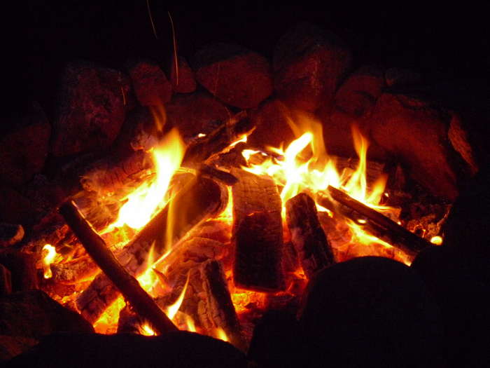 Nuotiopaikka hamppupellon keskellä vuonna 2008, kuvausryhmiä ja mediaa odoteltiin paikalle. Nuotiopaikka on tuhottu iisalmen poliisin toimesta.
PICT0059