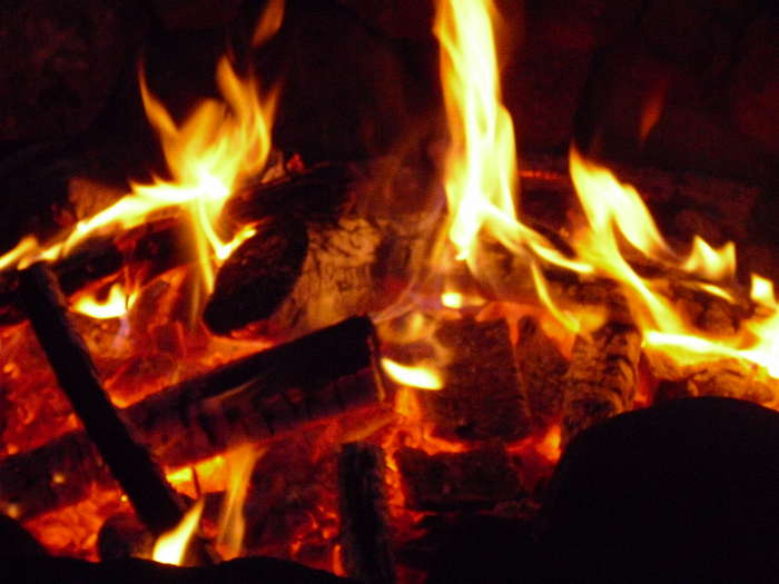 "Poliisi tuhosi jopa hamppupellolla olleen nuotiopaikan."
Nuotiopaikka hamppupellon keskell vuonna 2008, kuvausryhmi ja mediaa odoteltiin paikalle. Nuotiopaikka on tuhottu iisalmen poliisin toimesta. 

PICT0108