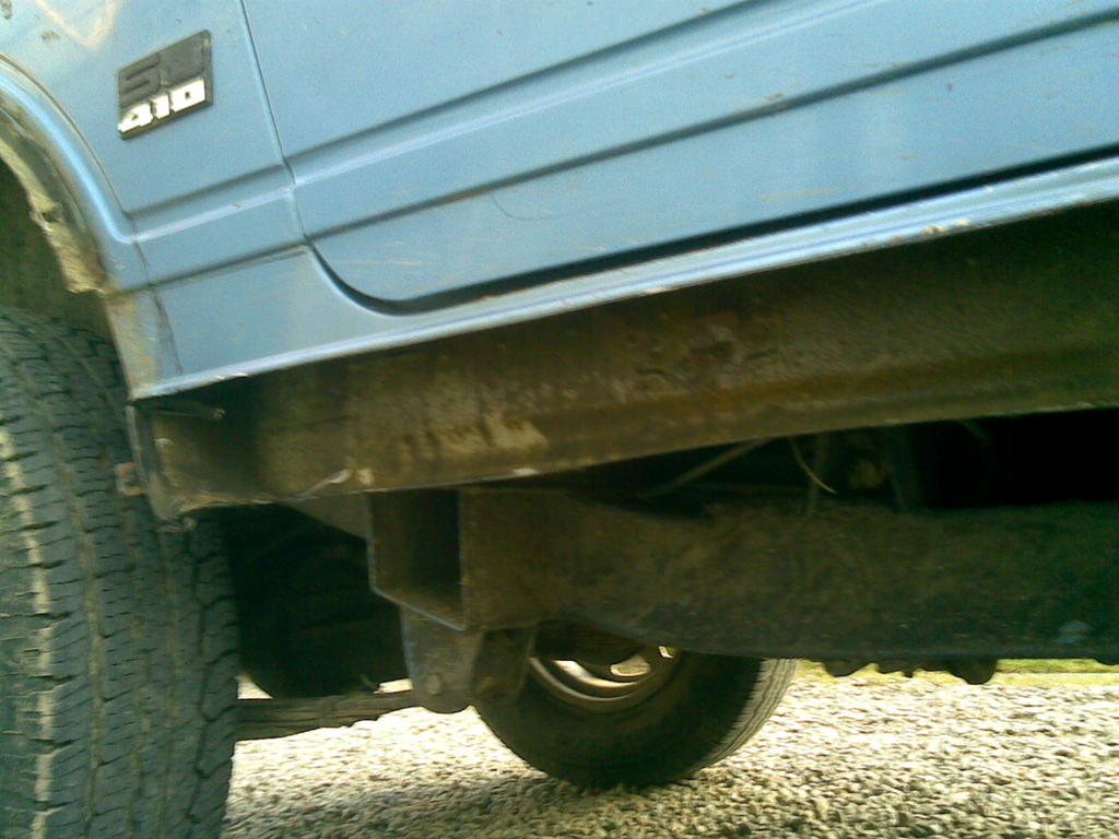 Isomman tutkailun jälkeen olikin auto sit viimisen päälle mätö...mutta korjattavissa. Täältä palstalta löyty sit ideaa palkki helman tekoon. Ei muutaku rälläkkä laulaan