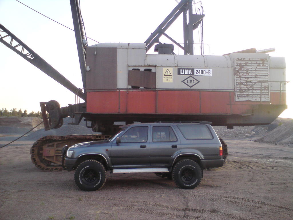 240ton kaivuri taustass