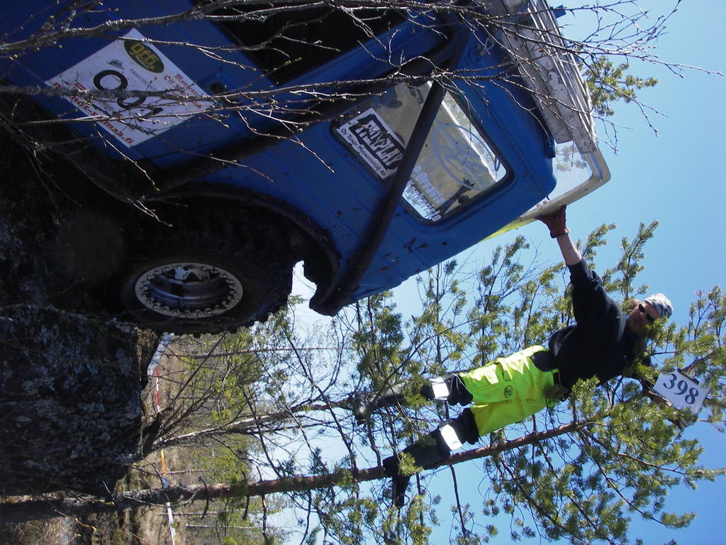 Rasti korkeellaa puussa.