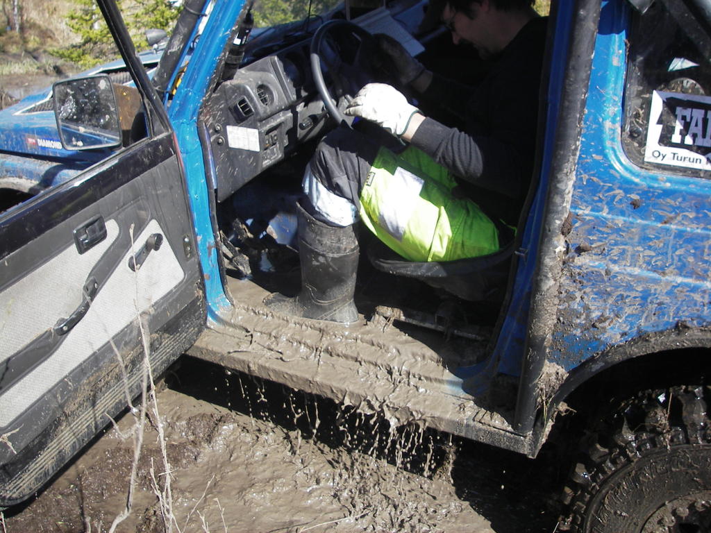 Liian tiivis lattia, kun ei kura valu raoista ulos.