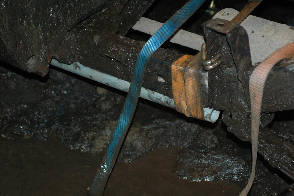 runko korjattu vliaikaisesti neljll kuormaliinalla ja kahdella rautaputkella.