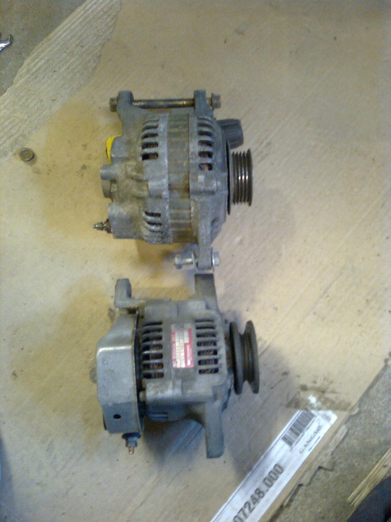 Laturit, alempi on suzukin oma, ylempi Mazda 626, 65A