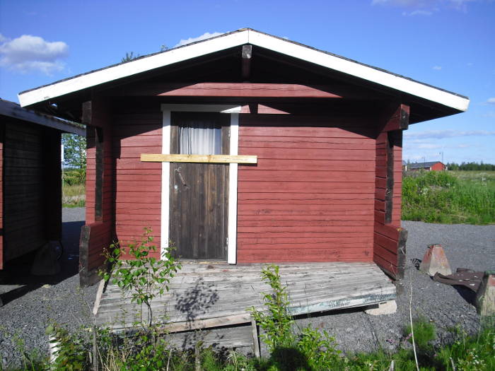 109



















Mites teidn talkoot on menny? Olen tunteella mukana :):)
11:31Min

joskohan ehtisi hetken huokaista

:-):-)

ksipeliss etenee projekti

kasvit lyhteisiin ja kuivumaan, sitten sama homma virossa, tosin 6ha siell korjattavaa

nyt on trke jalostuskausi meneilln

tll tm kasvi kasvaa lunnon muiden kasvien seassa harvakseltaanm vhn kuin marjoja poimisi

toissapivn olin viitasaaran abcll ns. kukkalastissa

rekkakuskeja nauratti
11:33K

No siell on sitten nostalgiset meiningit!
11:33Min

vihre jeeppi on paloaseman edess sivuikkunat lyhteit tynn

todellakin

this is the keitele

:-):-)

aina takuuvarma erikoinen meno pll

:-):-)
11:34K

Voi kun olis voinu olla mukana!
11:34Min

oletkos tutustunut mm. kuinka asun tll, tiesithn ett asun nyt tss vanhalla paloasemalla

laitan kohta kuvia jos haluat

kumpa voitsit olla mukana!

siis kuNpa

milloinkas on seuraavat pidemmt vapaat, jos voin udella?

temppuaa tm kone
11:36K

Laita vaan kuvia! Lhden tnn Tukholmaan,no katotaan kun j vh aikaa niin ois tosi kiva tavata.
11:37Min

no sanopa l muuta, kun hamppuimperiumini nousee lhiaikoina tarpeeksi laajaksi niin alan pommittamaan sinua firman siisteyspllikksi

:-):-)

tuosta ylkerrasta haluaisin toimiston, odotas

laitan linkin josko muistat ko. rakennuksen

http://forums.offipalsta.com/album.php?albumid=1151&pictureid=39252
11:39K

No anna tulla! M voisinkin jo jtt nm 450 alaista ja keskitty vaan pienempiin projekteihin!
11:40Min

entinen tuhkasen toimisto kytss josta tt kirjoitan

75 m2 olisi pienempi projekti

:-):-)

siis tuo ylkerran toimisto

aion todellakin suurtuotantoon ja mm. euroopan markkinoille

tm ptkii

oikeasti jos tosiaan onnistun tyllistymisaikomuksissani kuten nytt, niin jos vain niin haluat niin olet kyll buukattu jo firmaan!

olen laskeskellut kannattavuuksia

, esim

hampun siemen elintarvikekyttn maksaa 2- 10 e /kg, vhittismyyntihinta on suunnilleen tuo about 7-10e/kg

eli jos esim. tuottajahinta olisi vaikka alimman mukaan 2e/kg niin - -
11:44K

Voi miten kiva koti! ok,pidetn mieless,paitsi ett en itse ole noin julkisuus/menestys hakuinen. S se jaksat vaan painaa! Tosin olenhan m itsekin jokseenkin menestynyt ja meinaan prjt jatkossakin. Ei sit tied vaikka pomottasit mua joku piv!
11:44Min

siementuoton ollessa keskimrin 1000kg/ha psee jo laskemaan tuottajahintoja

tahtoisin pomottaa, olet kiva pomotettava kun yksinkertaisesti vaan olet niin kiva!

:-):-)

:-):-)
11:45K

No lps sano! Olin viel pikku tytt kun viimeks nhtiin
11:46Min

siisteyspllikk, mik olisi oikea termi niin kun starttaan maybe kevll alan jo mietti bioenergiatuille sopivaa kytt, henkilstn palkkaaminen on yksi pakollinen mitetittv

siis mietittv

minustakin on jo tullut iso poika, olinhan tuolloin perti parikymppinen kun keiteleell tavattiin ensi kerran
11:48Min

olen miettinyt, ett mitenkhn meill taas juttua riittisikn jos nyt olisit tuossa vieress paloaseman sohvalla, minp tietisin mit tehtisiin juuri nyt
11:50Min

kumpparit jalkaan ja ensin leppseln vuorille sisun ja ukon kanssa ja sitten voisi vaikka marjanpoimintaan verrattaavaa toimintaa olla iltaan asti

tll on ruska alkamassa
11:50K

No seps jkin arvailun varaan! l kerro,varmaan lhetts kiipeemn taas jonnekin lahoon palovalvonta torniin!
11:51Min

raivasin vuorilta polkuja kuntoon jo, siell on nykyn hirsilaavu vuoren pll

pahuksen torni lahosi lopullisesti ja keikahti nurin

onneksi me emme viel ole tehneet samoin

:-):-)

sinne pitisi toteuttaa sama hanke kuin kemijrvell isnt on tehnyt

olen tt paljon miettinyt:

kemijrvell isnt laittoi atlantan olympiamatkaan varatut rahat vanhaan valmetin valmistamaan palovartijantorniin
11:53K

Ai on! Mun on pakko pst kymn siell katsastamassa paikat! Keitele oli kuitenkin munkin koti joskus! Mit Kemijrven isnt on tehnyt?
11:53Min

joka pystytettiin maisemapaikalle

siell on huipulla lahtileike asiasta, kemijrven sanomat
11:53K

Tykk!
11:54Min

samoin!
11:55Min

vuorelta nkee silti ihan hyvin vaikka ei viel ole valmetin rautatornia, noista oli lehtijuttu mys siit, ett valtio myyy niit torneja rautaromuksi, laskin ett 2 hehtaarin teollisuussiemenen tuotolla ro

siis 2ha tuotolla rahoittaisi muutaman tonnin maksavan tornin ja sen pystytyksen

olen ttkin jo pitkn miettinyt,aion toteuttaa jos vhnkin menee asiat niinkuin pit menn

sittenhn on tm kemijrven mkkihankkeeni, haluatko kuulla, kysyisin mielipidett olenko suurudenhullu asiassa

:-):-)

eli case lapin mkkihanke phkinnkuoressa:
11:59Min

ostan maanomistajalta 100 x 100 metri maata jostakin paikallisen vesistn rannalta, ei luulisi olevan kallis kun on ollut paperiteollisuutta paikkakunnalla, tontin hinta on tonnin

sitten on esim nit, http://forums.offipalsta.com/album.php?albumid=2117&pictureid=39313
12:01Min

roijaa ruotsista haaparannan kautta vaihtolavalla tms. kuorkin pll tuon raadon siihen tontille, oikoo enimpi ja alkaa vaan korskeasti asustelemaan, mit mielt?

on jo kaminakin hommatu, se on oikeasti hieno ja uusi

ujutan sinua kyll jo henkilkuntaani, esim nyt mielipiteesi on trke
12:02K

No pienen ihmisen mielipide on ett shn olet aina ollu ns.laajakatseinen ja yrittvinen ihminen! Ei kun annat menn vaan! M katon nyt ton linkin!
12:03Min

vhn on kuisti venhtnyt

:-):-)

ei luulisi olevan kallis, tonnilla kun lhtisi ja kuljetukseen laittaisi viisisataa niin talo lapissa kahteen ja puoleen tonniin

paskahuusi ja kantovesi olisi just kohdillaan, ei tarvitse kylpprin olla marmoria
12:07Min

hyv sijanti keskell lappia, helppo operoida joka suuntaan, siell on lhistll mm. TE-keskuksen johtaja kannattamassa hankettani, lapissa on yttmn yt ja minulla on oikeanlainen kasvi niihin kasvuolosuhteisiin, olisi helppo tarkastella plantaaseja tukikohdasta ksin (entinen leirintalueen paskaksi revitty mkki, kytetn ilmaisua "tukikohta"

:-):-)
12:08K

No kuisti on venhtnyt,mutta jos ottaa huomioon kaikki luetellut hyvt puolet kannattaa varmasti!
12:10Min

kyll, kuten esim. yttmt yt, kasvihuoneisiin ei ole viel linkki kuviin mutta ne ovat siell jo sopimusneuvotteluissa tulossa, lhialueella useita suuria ammattimaisia kasvihuoneita jotka otettavissa kyttn mm. siementuotantoa varten
12:11Min

oikein todella hyvt hampun siemenet saattavat maksaa euronkin kappale, olen tutkinut asiaa ja voin jo olemassaolevan lainsdnnnn mukaisesti myyd mm. hampun siement laillisesti ammattitoimintana

otan esimerkin kannattavuuksista jlleen:
12:12K

ok!
12:13Min

siis koska haluan sinut oikeasti firmalle tihin jos vain onnistun hankkeessani ja uskon onnistuvani koska keiteleen kuntakin tukee ponnistelujani hampun kasvattamisen edistmiseksi

eli suomessa oli jo hampun siemeni netiss myyv kaupparekisteriin rekisteritynyt yritys

kaksi hankil, toimitusjohtaja on nykyn tuttuni aiheen parista

eli speksi aiheesta tulossa

henkilst 2

bruttoliikevaihto 25 000 e / kk

!
12:16Min

huom, minusta aika hyvin, firma toimi autotallista ksin ja yli 25 donaa kuussa, saati sitten kun todella lhdetn euroopan ja muun maailman markkinoille suurskeiss, tuhansia kiloja laatusiement on kuitenkin hyvin helposti tuotettavissa

heidn liikevaihtosuunnitelmansa ylittyivt yli satakertaisesti, itse olen pyrkinyt mys tekemn varovaiset laskelmat
12:17K

Ei paha! Voin harkita heti kun tulot on varmat. M pelaan aina varman plle
12:18Min

juuri nin pitkin toimia, oikein ajateltu

sinun pitisi pst tutustumaan thn asiaan, meidn on pidettv palaveri kun ehdimme, 2 vuoden sisn aion tyllist useita henkilit tll keiteleell esim

tss kun on semmoinenkin pointti
12:20K

No katotaan mihin tilanne kehittyy! Bisnes on bisnest ja kaverit on kavereita!
12:20Min

ett mep onkin aina tultu erittin hyvin toimeen, niin yhteinen ty olisi helppoa
12:21Min

jepa, tuolla on muuten liskin hauskoja kuvia, kuten esim. nimipivnni syttynyt hauska kokko, kuvan taustalla palaa suomen kauppa- ja taollisuusministeri

wipe the tableodotas laitan linkin

http://forums.offipalsta.com/album.php?albumid=1136
12:22K

Eikun kalenterit auki ja palaveri aika kirjoihin!
12:22Min

ohan se varma!
12:24Min