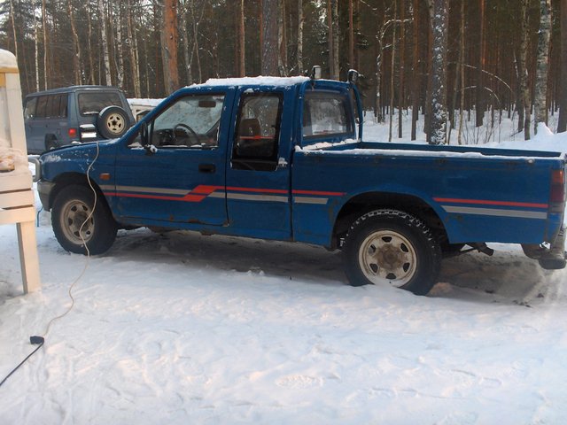 isuzu 2.2 d vm. 90 4x4 toteutumaton projekti eli myin ennen kuin aloitinkaan oli sen verran laho ja latausongelmainen kampe. Etu ylhäällä Pajero 2.5 Tdi vm .90 2 paikkanen huoltoauto joka oli ajoautona vuonna 2004.