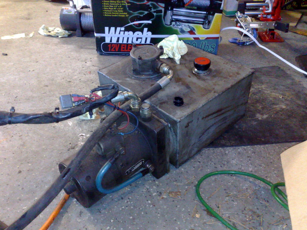 Auran hydekoneikko. Moottori 24v, mutta nkjn toimii samalla lain mys 12 voltilla. Perisin alatern kytst.