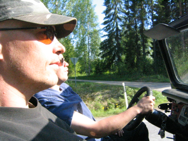 Tuotantoesimies ja UCB matkalla plantaasille





kopio 




Jepa etenkin Antti ja terveiset mys Samille joka aihetta ainakin luovuuden mukaan tulkitsisi:-) Aiheesta olennaisin, olettaisin mys. "insinrimentaliteettiko muka  mys synonyymi jrkevyydelle?" Tuskin, otetaan nyt esimerkiksi vaikkapa AREVA:n insinrien puuhastelut ja ranskalaiset henkilautot, ei voi olla koskaan varma ett milloinka pett vai toimiiko kunnolla ikin. 

Helppo vaihtaa yleiset kuulumiset samalla: eli siis jatketaan toyota Land Cruiserin (kohta viimeisen mik jljell on kun kaikki menneen turhaan hamppuhumppaan tt turhautuneena kirjoittelen) konepellilt ja jatketaan harhautetusti/ epillysti harhautetusti euroaiheella jossa toteutuksen takapiruina jlleen kerran, ketks muut kuin ammattiryhm joka ei koskaan tee minknlaisia virheit (AREVA),  sorry vaan mutta on relluja ollut ja ovat harvinaisen hankalia korjattavia vlill ja antti kyll ainakin tmn huumorin ymmrt ja sit hommaa kun alkaa riittmn niin loppua ei nyt tulevan meinaan ett saa "pikkuvikaa" jatkuvaan paikata ja jos ei ranskalaisinsinrien vehkeisiin sitten olla kehittmss jonkin sortin itsetuhomekanismia ett kaikista huolista pstn jotka toimimattoman tekniikan toimivaksi vittmiseen vuoksi saattavat pst aiheutumaan, business as usual ja ydinoima kiva ja lapsukaisilla syp jo ylsateikisin mutta ei kai siin mitn. Ei mahda minkn mutta kyll ottaa tm touhu luonnon plle melkolailla vlill. Kiitos kun sain teill latukoneita maalata, ei minusta muuhun varmaan olisi ollutkaan ja

 "kun ahjo on kuuma, ovat kuumat myskin kekleet jolloin on savu rankka, ja se tuhka on musta, niin musta kuin vain olla voi"

AREVA: ranskalais-saksalais-puolalainen insinrisuunnitteluyhteisty: VRT mersun takakynkt ja niiden suunnittelu, maailmassa ei ole niin paljoa kuparitahnaa ett noita hommia saadaan toimimaan ja  eihn relluissakaan tule koskaan esim vaihdelaatikkovikoja takuuajan ptytty, moni leasing-taloudessa elv perhe milt silloin korjaamolasku alkaa tuntumaan kun insinri ei ollutkaan aivan tysin tydellinen kuten vitetty oli, nyt ns. "kusaisee npeilleen" koko yhteiskunta jos yhdenkn uuden ydinreaktorin kynnistmist toteuttaa aiotaan, entisisskin on jo aivan tarpeeksi siivoamista .

"tulevaisuudessa jokaisen sivistyneen kodin lmmityksest huolehtii oma ydinreaktori, joka omakotitalon kellariin sijoitettuna huolehtii ktevsti mys kasvisten ja juuresten kuten sipulien silyvyydest" 

(suora lainaus insinritaitojen esittelykirjasta "tekniikan ihmeet"-1960-luvulta)