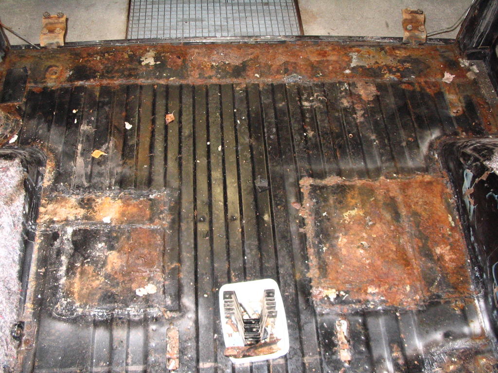 "Ammattitaitoisia" ruostepaikkauksia, eli rksaumaa ja sikaflexi.