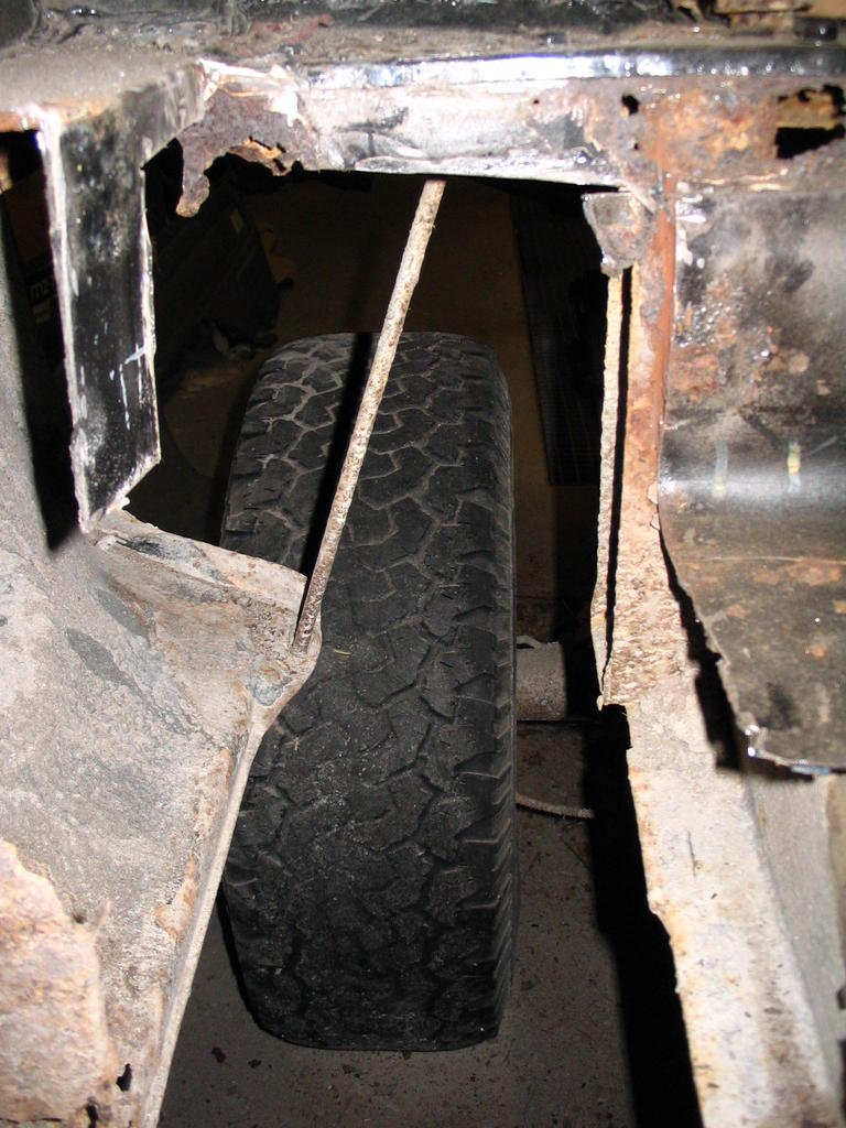 Pienen aukon joutui takapenkin jalkatilaankin tekemn.