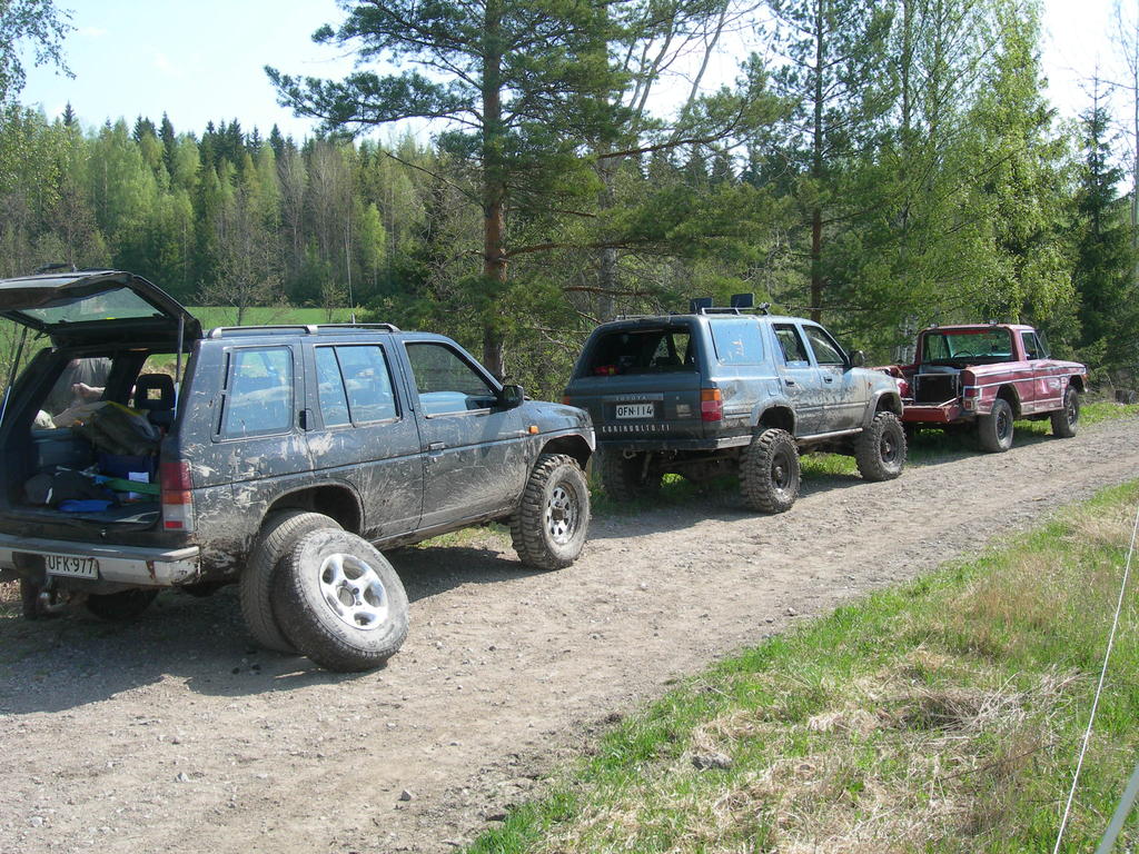 Tauko paikalla. Terranossa lainassa etupyöränä JEgoNEErin takapyörä ja JEgoNEERissä takana loppuunajettu varapyörä.