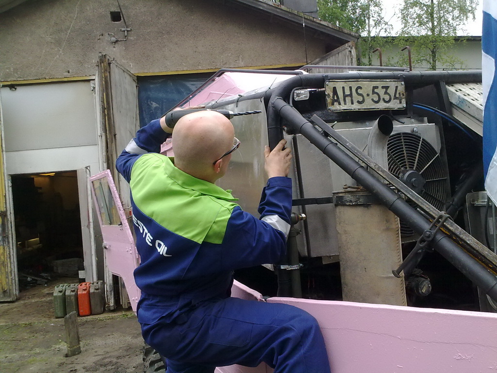 Lhtaamuna tehdn viel muutama tunti auton kasailua