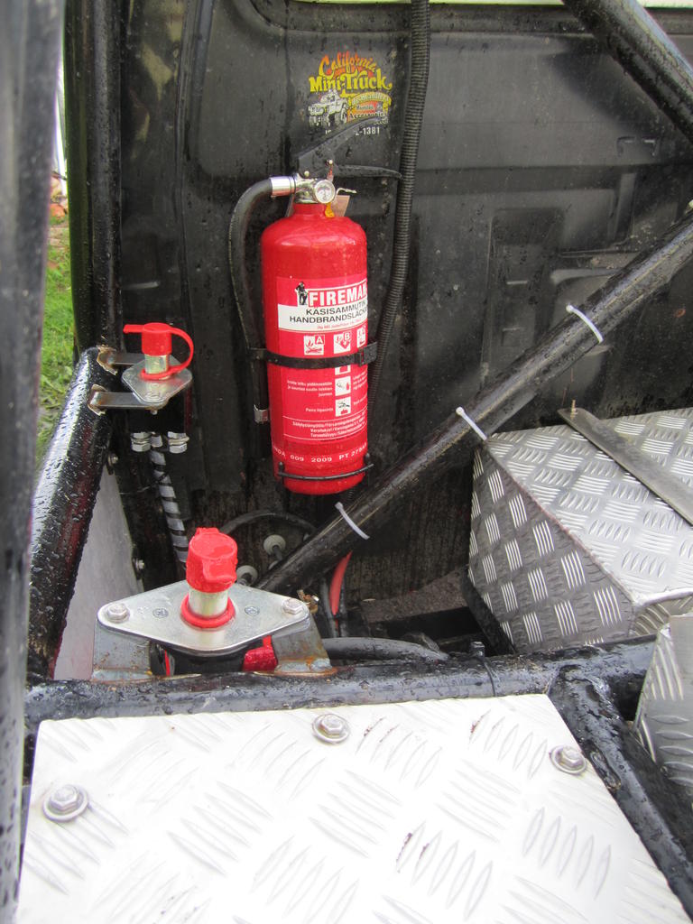 Releen kiinni hirttmisest oppineena nyt on ne pvirtakytkimetkin asennettuna, taka ett etu vinssille.