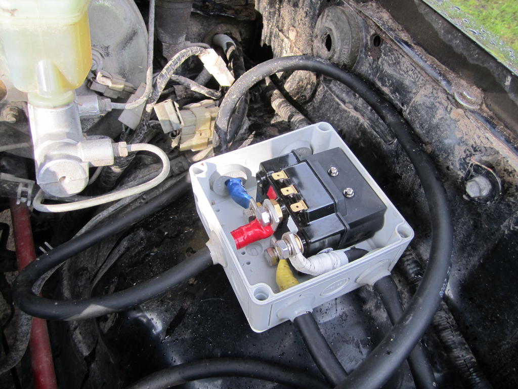 Uusi rele/kontaktori ja boksi etuvinssille, vittu nyt jos ei muta ja vesi pysy poissa aiheuttamasta harmeja, on IP66 boksi ja läpiviennit IP67... Vaati hieman asettelua että sai mahtumaan