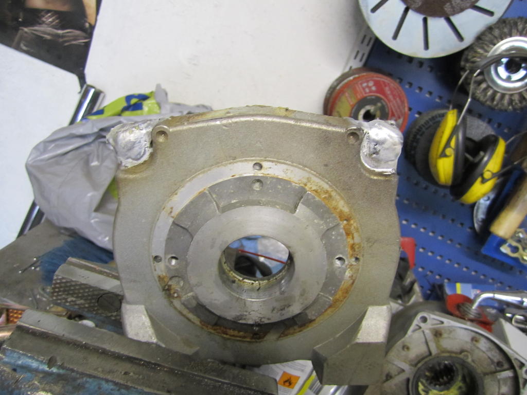 Revenneiden ptyjen tytt hitsaamalla. Helpompi nin kuin yritt hitsata korvakkeita takasin. Lisaine Mg5, AlSi 12 saattaa toimia paremmin.