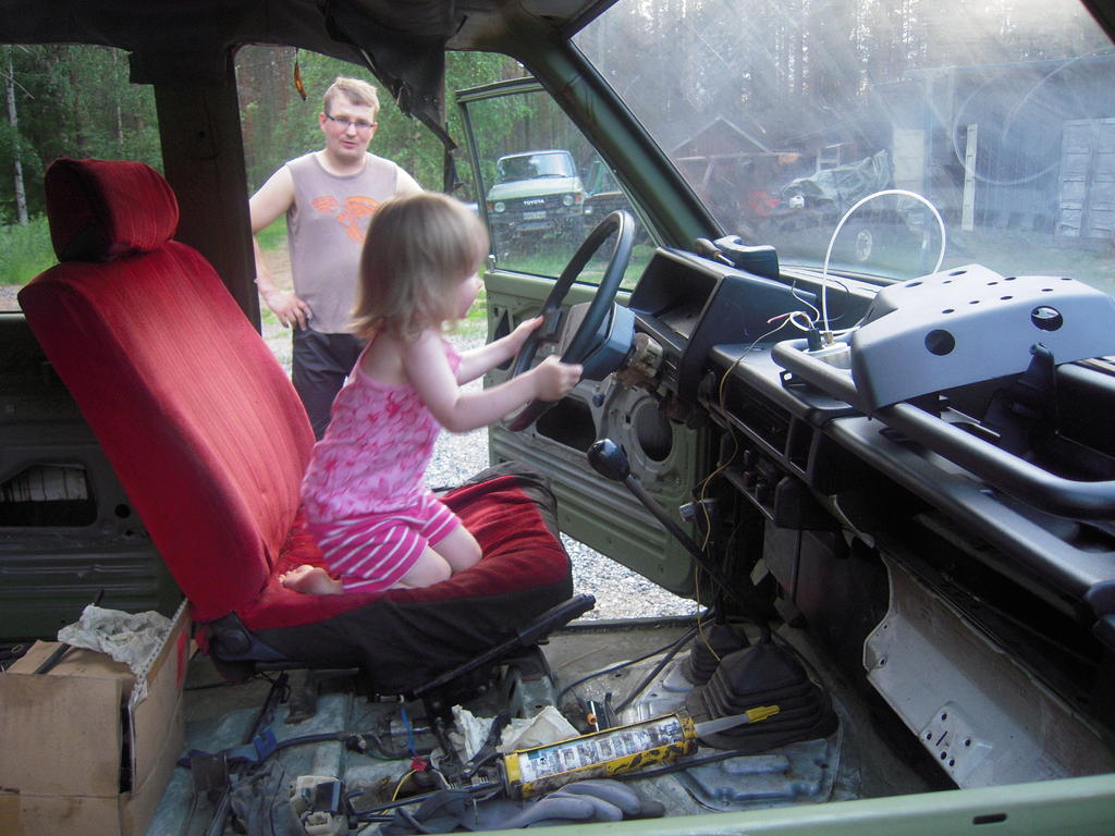 pikkuneiti taas ratissa. sisltkin tuli pilarit jne maalattua.