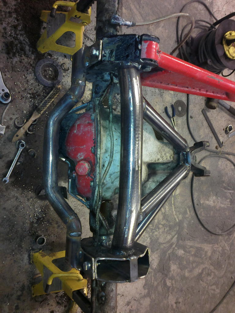 Takaosan putki tukee panssarista pern kuoriin