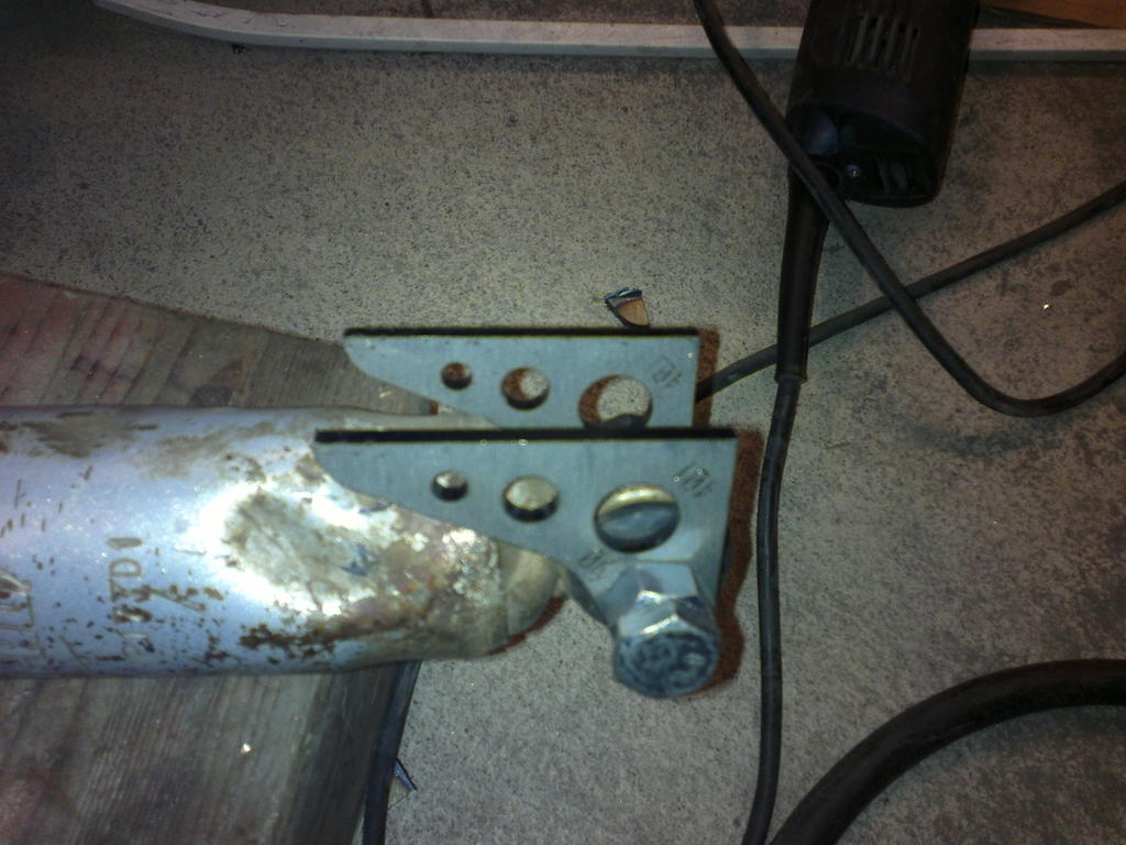 Hipo ohjausiskarin kiinnike