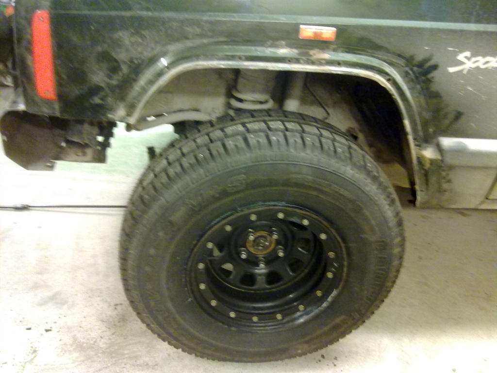 Muovilevikkeet irroitettu ja renkaan ensi sovitus, tilaa tarttee saada.