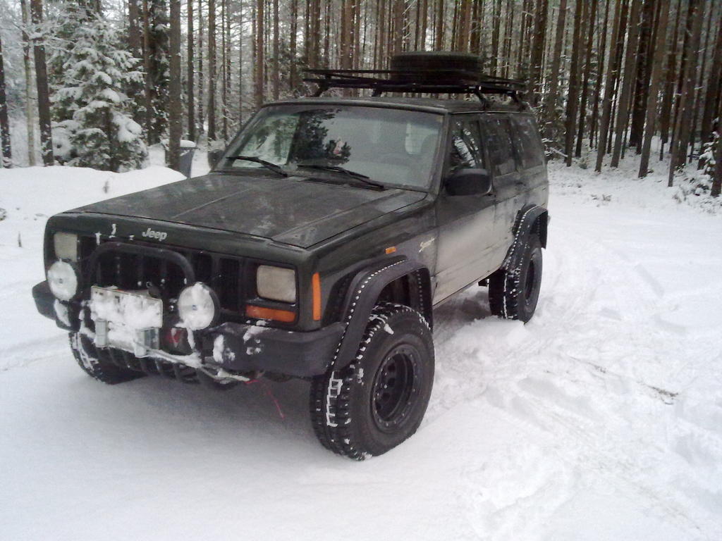 Ja tss tmn hetken tilanne, 3.5" korotus alla, uudet levikkeet ja talvirenkaat alla. Ja kaikki rekisteriotteessa :-) Tst homma jatkuu eteenpin...