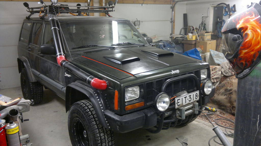 No ny on taas pelti paikoillaan, eiköhän ny hengittele... Seuraavaks SYE kitti paikoilleen ja tuplanivel kardaani, sen jälkeen lukot molempiin periin kunhan Saksasta tulevat, etu- ja takapuskuri uusiksi että saa molemmat vinssit kunnolla paikoilleen, palkkihelmat siinä samalla ja sitten ei puutu enää ku kaaret ni pääsee suunnistamaan :-)