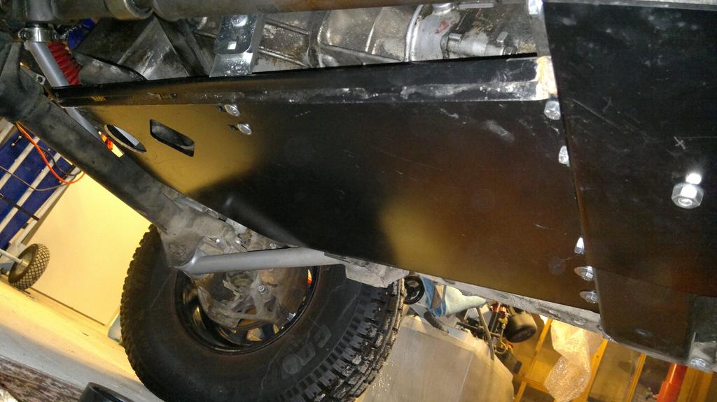 Moottorin ja vaihdelaatikon panssari sivulta