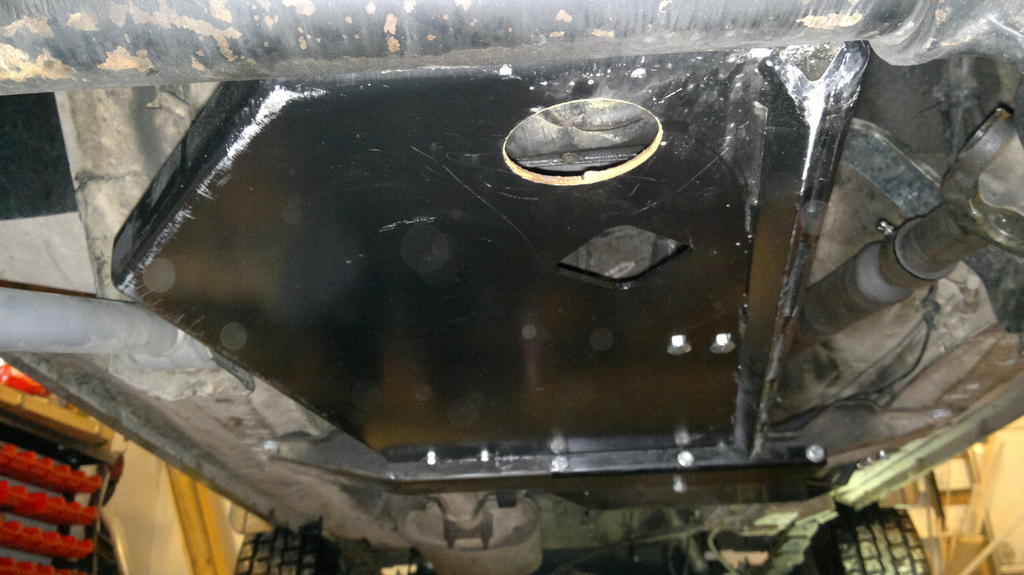 Moottorin ja vaihdelaatikon panssari edest