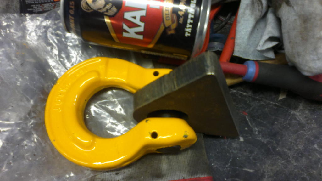 Tällaset vetopisteet 4kpl olis tarkotus laittaa puskureihin kunhan suap ne puskurit tehtyä... Joskos koko riittäs, 'sakkeli' kestää 8t...