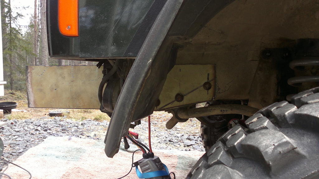 No nyt ylt vinssipedin kiinnikkeet pitemmlle runkoon, 7 pultilla kiinni.