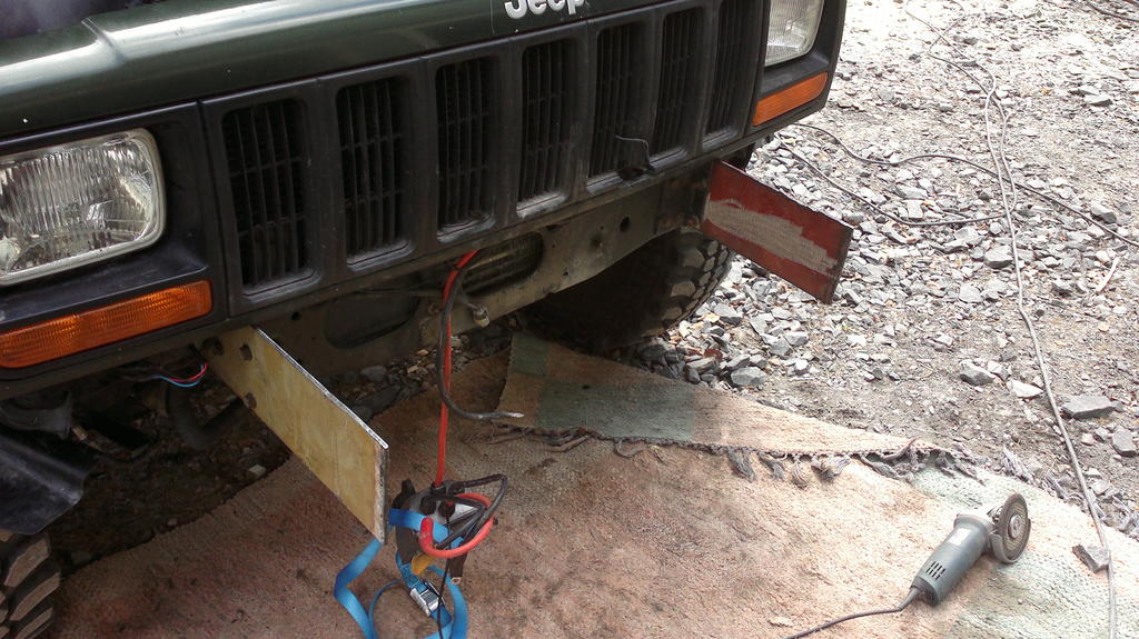 Molemman puolen kiinnikkeet paikoillaan 5mm tavarasta, eiku pedin tekoon...