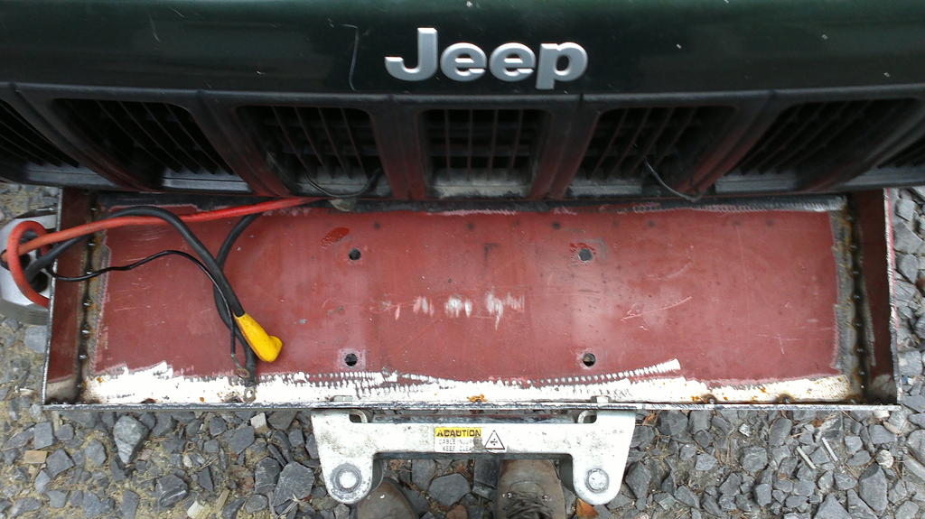 Peti, nyt pits sitte hitsata nuo kaikki saumat kunnolla kiinni, list pohjaan viel yks kulmarauta vahvikkeeks jo laitettujen kahden lisks, reunoille 'laatikon' sisn viistot vahvikkeet 5mm tavarasta ja hinauspisteet 'laatikon' etureunaan laidoille. Nm ku saa tehty ni vinssi on kyttkunnossa, mihinks sit tuon rekkarin virittelis...? Sitte psee varsinaisen puskurin tekoon 3mm terksest.