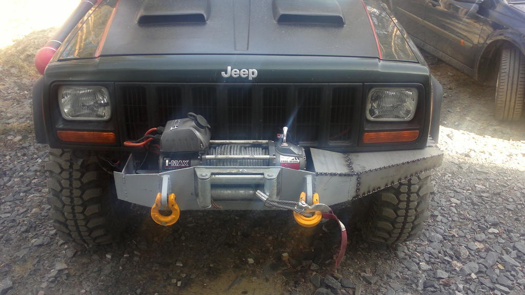 Toinen puoli puskurista alkaa hahmottua... Nyt vaan kopioi saman toiselle puolelle. Kyllä tuota äärikulmaa pitää vähän muokata, on se sen verran kolhon näköinen.