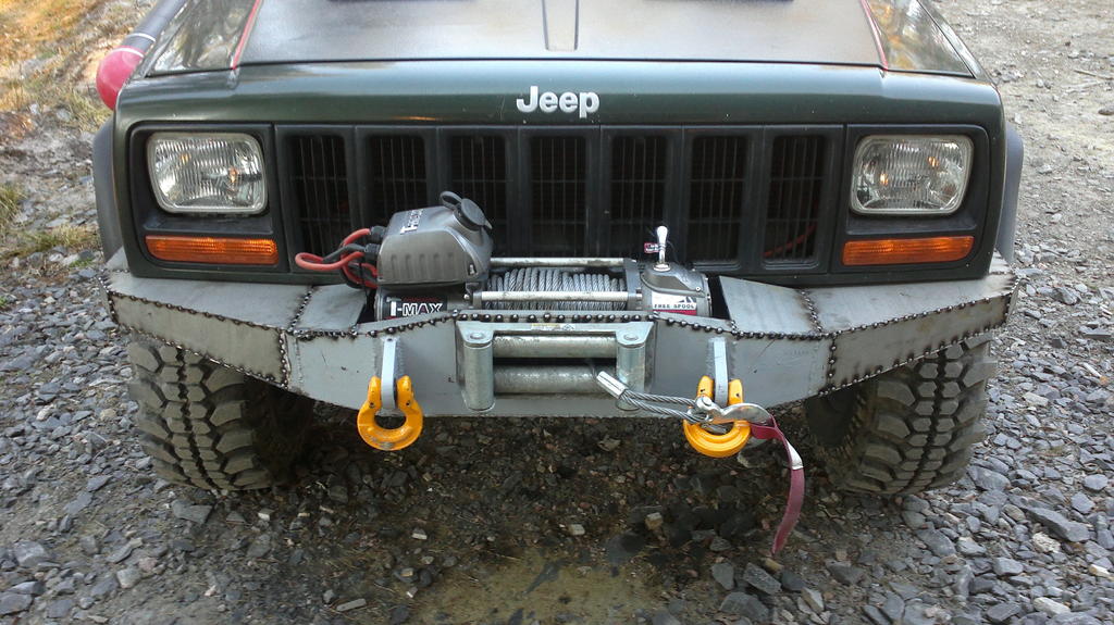 No ny se oottaa enää irrottamista, saumat pitää hitsata läpi, lisätä vähän tukea noihin laitoihin sisäpuolelle, hiasta kaikki tasaseks ja hienoks sitte massaa ja maalia piälle.